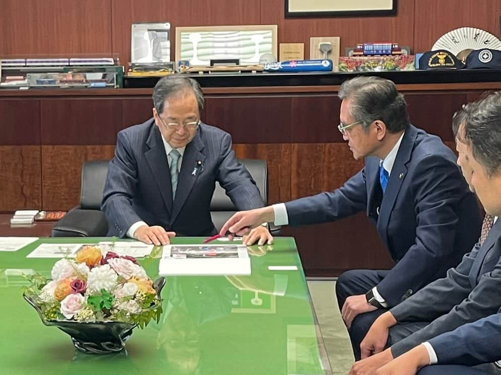 足立康史さんのインスタグラム写真 - (足立康史Instagram)「上島一彦箕面市長、神代繁近箕面市議会議長はじめ北大阪急行線延伸推進会議の皆さまと国土交通省を訪問し、斉藤国交大臣、天河都市局長、服部街路交通施設課長はじめ関係部局の皆様と面談をいたしました。引き続き、箕面そして大阪関西の発展に力を尽くしてまいります。」12月11日 12時40分 - adachiyasushi