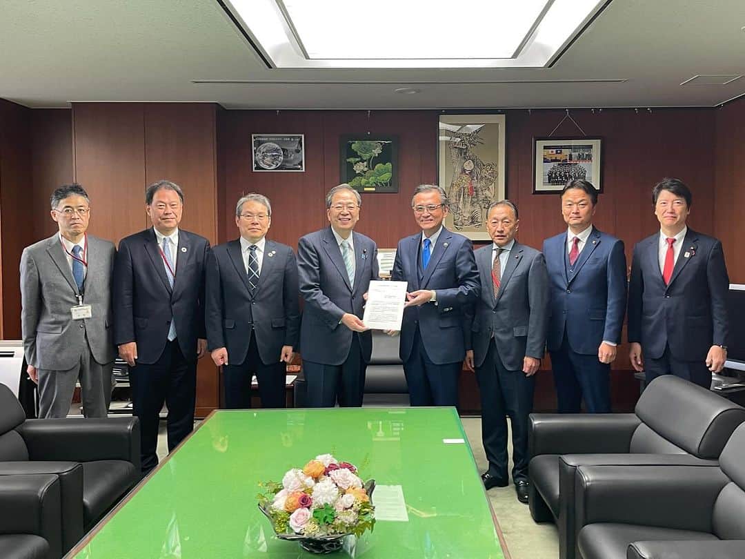 足立康史のインスタグラム：「上島一彦箕面市長、神代繁近箕面市議会議長はじめ北大阪急行線延伸推進会議の皆さまと国土交通省を訪問し、斉藤国交大臣、天河都市局長、服部街路交通施設課長はじめ関係部局の皆様と面談をいたしました。引き続き、箕面そして大阪関西の発展に力を尽くしてまいります。」