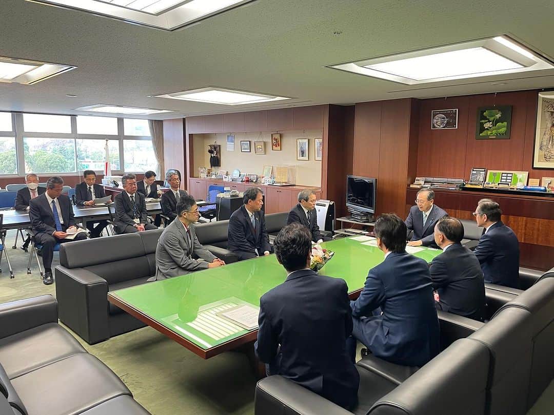 足立康史さんのインスタグラム写真 - (足立康史Instagram)「上島一彦箕面市長、神代繁近箕面市議会議長はじめ北大阪急行線延伸推進会議の皆さまと国土交通省を訪問し、斉藤国交大臣、天河都市局長、服部街路交通施設課長はじめ関係部局の皆様と面談をいたしました。引き続き、箕面そして大阪関西の発展に力を尽くしてまいります。」12月11日 12時40分 - adachiyasushi
