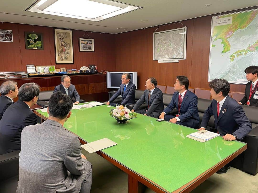 足立康史さんのインスタグラム写真 - (足立康史Instagram)「上島一彦箕面市長、神代繁近箕面市議会議長はじめ北大阪急行線延伸推進会議の皆さまと国土交通省を訪問し、斉藤国交大臣、天河都市局長、服部街路交通施設課長はじめ関係部局の皆様と面談をいたしました。引き続き、箕面そして大阪関西の発展に力を尽くしてまいります。」12月11日 12時40分 - adachiyasushi