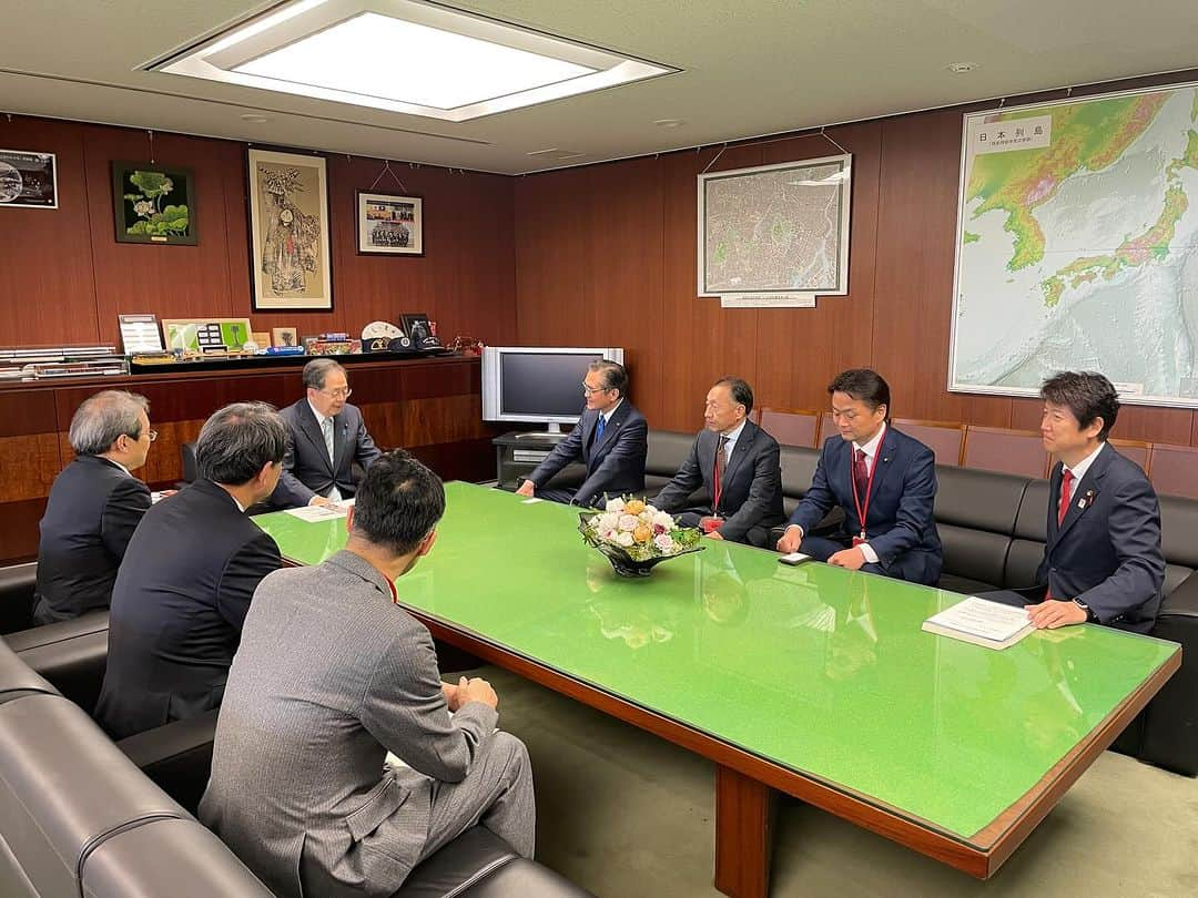 足立康史さんのインスタグラム写真 - (足立康史Instagram)「上島一彦箕面市長、神代繁近箕面市議会議長はじめ北大阪急行線延伸推進会議の皆さまと国土交通省を訪問し、斉藤国交大臣、天河都市局長、服部街路交通施設課長はじめ関係部局の皆様と面談をいたしました。引き続き、箕面そして大阪関西の発展に力を尽くしてまいります。」12月11日 12時40分 - adachiyasushi