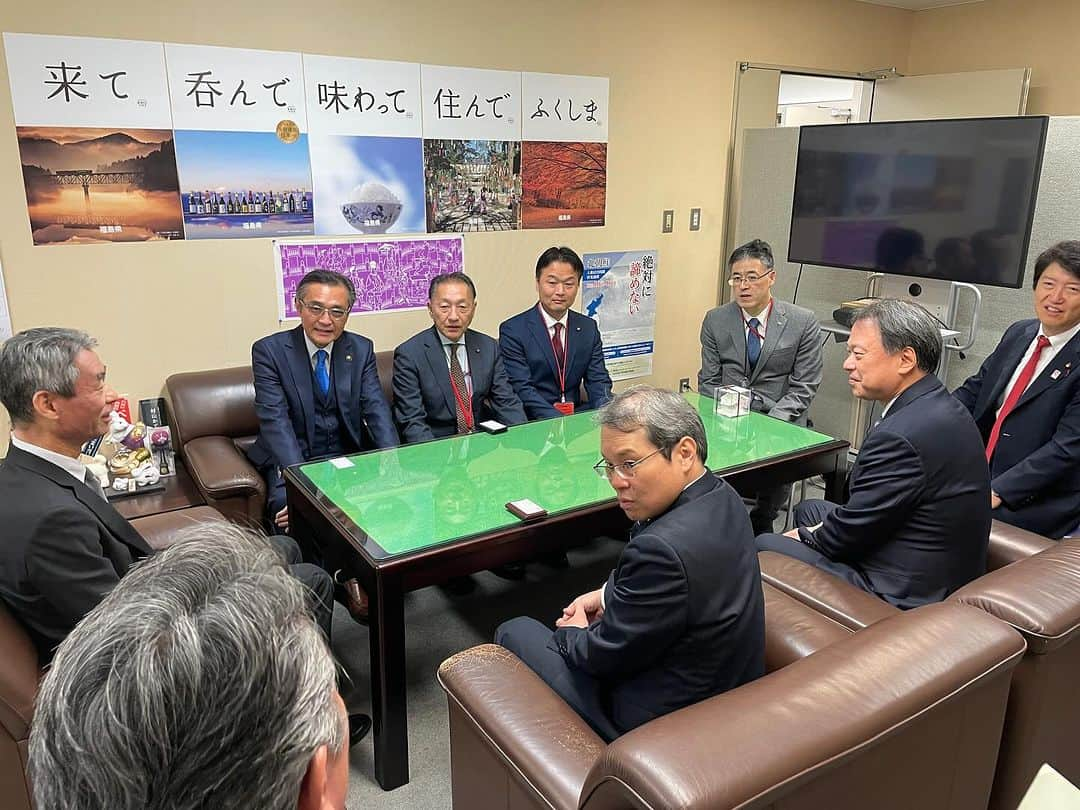 足立康史さんのインスタグラム写真 - (足立康史Instagram)「上島一彦箕面市長、神代繁近箕面市議会議長はじめ北大阪急行線延伸推進会議の皆さまと国土交通省を訪問し、斉藤国交大臣、天河都市局長、服部街路交通施設課長はじめ関係部局の皆様と面談をいたしました。引き続き、箕面そして大阪関西の発展に力を尽くしてまいります。」12月11日 12時40分 - adachiyasushi