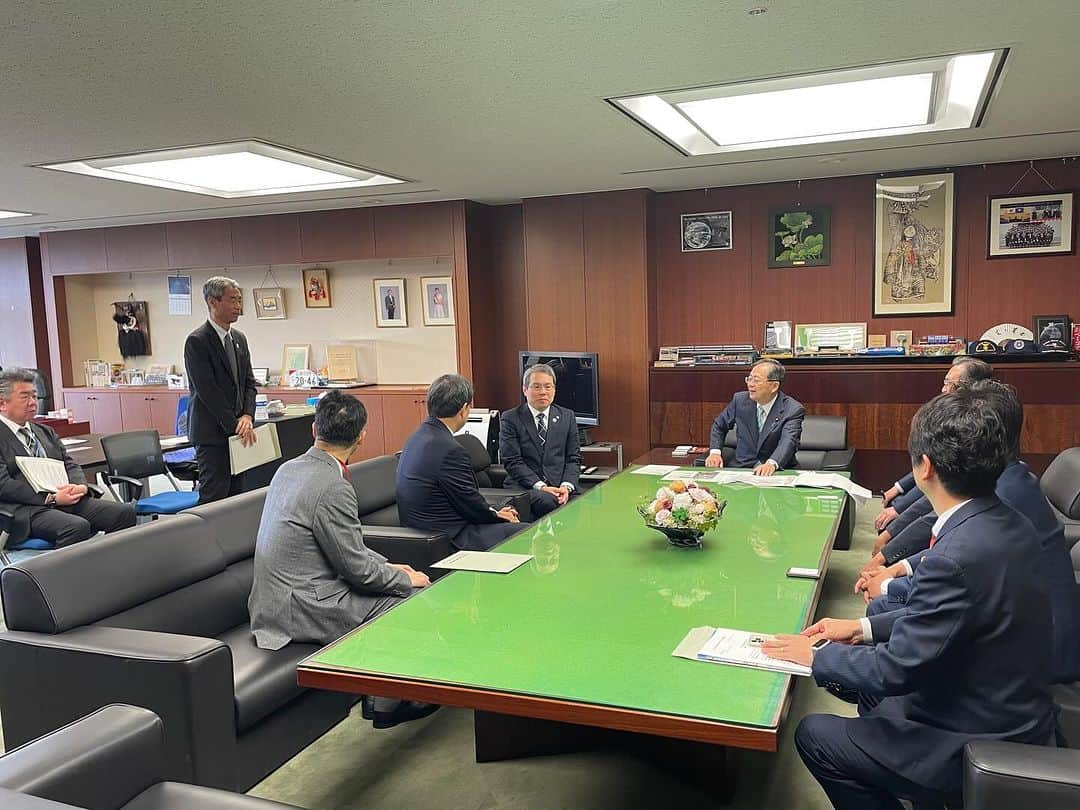 足立康史さんのインスタグラム写真 - (足立康史Instagram)「上島一彦箕面市長、神代繁近箕面市議会議長はじめ北大阪急行線延伸推進会議の皆さまと国土交通省を訪問し、斉藤国交大臣、天河都市局長、服部街路交通施設課長はじめ関係部局の皆様と面談をいたしました。引き続き、箕面そして大阪関西の発展に力を尽くしてまいります。」12月11日 12時40分 - adachiyasushi