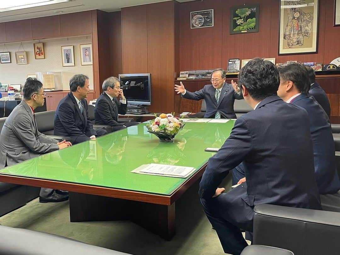 足立康史さんのインスタグラム写真 - (足立康史Instagram)「上島一彦箕面市長、神代繁近箕面市議会議長はじめ北大阪急行線延伸推進会議の皆さまと国土交通省を訪問し、斉藤国交大臣、天河都市局長、服部街路交通施設課長はじめ関係部局の皆様と面談をいたしました。引き続き、箕面そして大阪関西の発展に力を尽くしてまいります。」12月11日 12時40分 - adachiyasushi