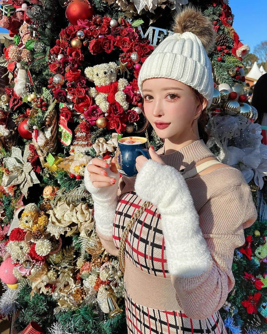 蘭子さんのインスタグラム写真 - (蘭子Instagram)「東京クリスマスマーケットに行ってきました🎄 【 @tokyochristmas 】 . 私こういうマーケット大好き💕 お外でワイワイ飲むホットワイン最高だよ😍🍷 ちなみに事前予約で行くとマグカップが貰える ＋500円安いから絶対予約してね☝️☕️🪅🤣 . そしてXmasに大優勝すぎる ワンピースのセットアップは【 @crayme_official 】 肌見せのバランスが神すぎるの🥲💕 ゆいちゃん( @yui_kanno )の作るお洋服は天才だ🥹💕 . . #クリスマスマーケット#クリスマスイベント#東京デート#東京イベント#表参道#表参道デート#銀杏並木#東京観光#ワンピースコーデ#クリスマスコーデ#クリスマスコーディネート#デートコーデ#ゆるかわ#ゆるふわコーデ#ニット帽#ニット帽コーデ #ベージュコーデ」12月11日 12時33分 - xx_ranko_xx