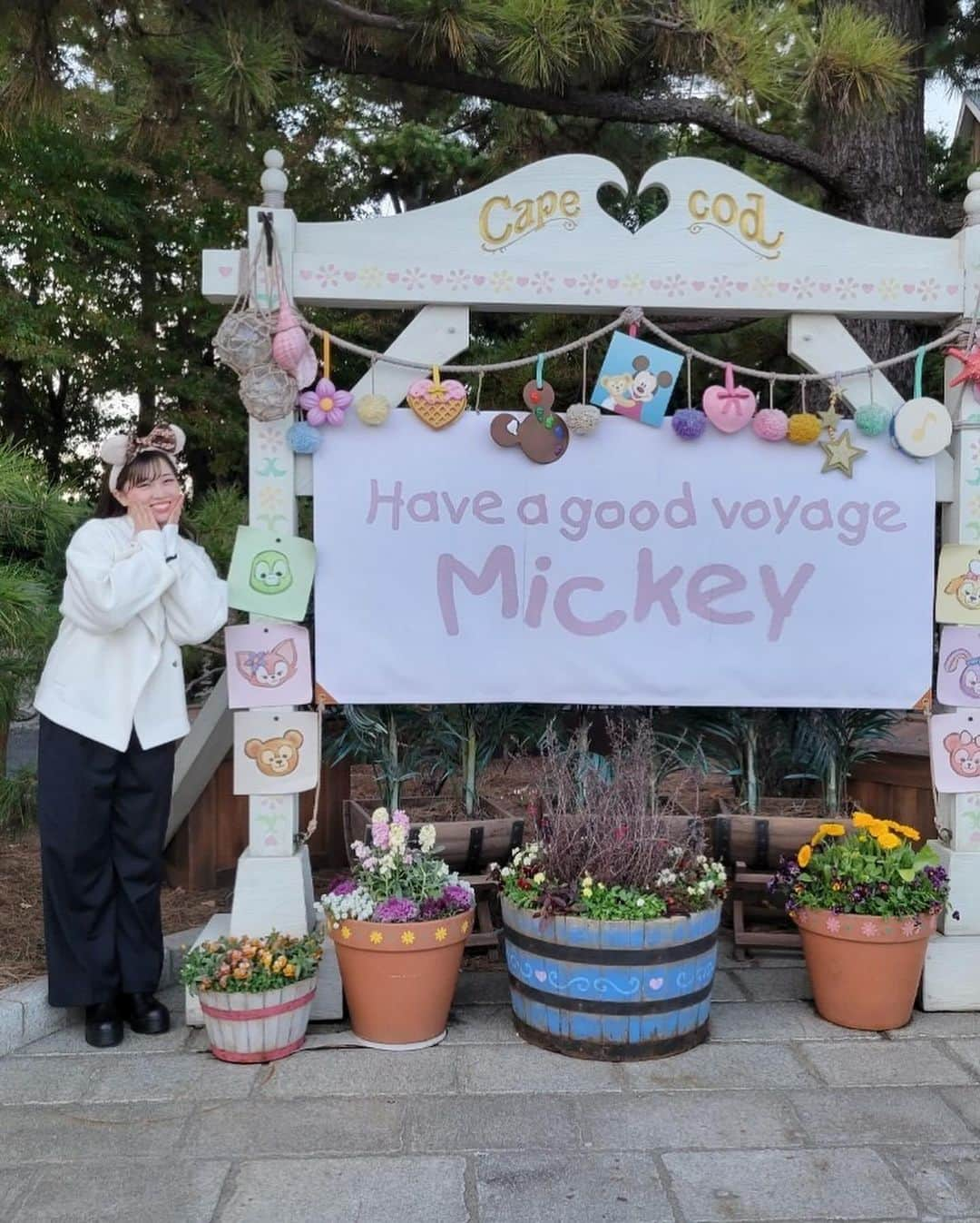 涼花美雨さんのインスタグラム写真 - (涼花美雨Instagram)「🐭🏰🩵  やっと！！！  アトラクション終わって歩いてたらサンタさんとミッキーたちがショーやってて、1人でdance💃  久しぶりに餃子ドッグ食べれて嬉しかった〜  お猿さんがハートしてくれたと勝手に勘違いしてた私🫣🐒  ダッフィーフレンズの前で小さなプリンセスがほっぺに手を当てて可愛かったから真似したけどなんか違う🌀  #disneysea #christmas  #dream #happy #パワーチャージ #餃子ドッグ」12月11日 12時37分 - suzuhana.miu_