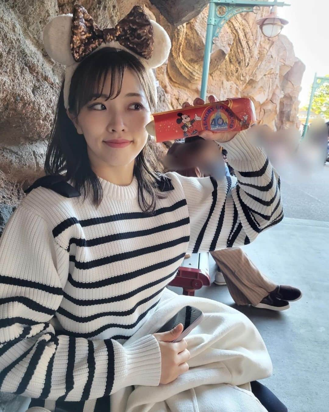 涼花美雨さんのインスタグラム写真 - (涼花美雨Instagram)「🐭🏰🩵  やっと！！！  アトラクション終わって歩いてたらサンタさんとミッキーたちがショーやってて、1人でdance💃  久しぶりに餃子ドッグ食べれて嬉しかった〜  お猿さんがハートしてくれたと勝手に勘違いしてた私🫣🐒  ダッフィーフレンズの前で小さなプリンセスがほっぺに手を当てて可愛かったから真似したけどなんか違う🌀  #disneysea #christmas  #dream #happy #パワーチャージ #餃子ドッグ」12月11日 12時37分 - suzuhana.miu_