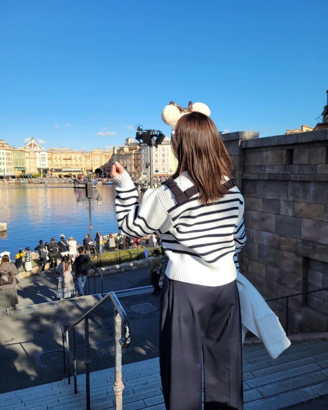 涼花美雨さんのインスタグラム写真 - (涼花美雨Instagram)「🐭🏰🩵  やっと！！！  アトラクション終わって歩いてたらサンタさんとミッキーたちがショーやってて、1人でdance💃  久しぶりに餃子ドッグ食べれて嬉しかった〜  お猿さんがハートしてくれたと勝手に勘違いしてた私🫣🐒  ダッフィーフレンズの前で小さなプリンセスがほっぺに手を当てて可愛かったから真似したけどなんか違う🌀  #disneysea #christmas  #dream #happy #パワーチャージ #餃子ドッグ」12月11日 12時37分 - suzuhana.miu_