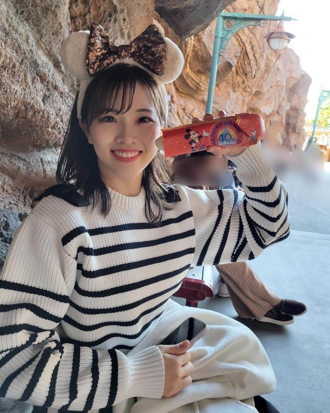 涼花美雨さんのインスタグラム写真 - (涼花美雨Instagram)「🐭🏰🩵  やっと！！！  アトラクション終わって歩いてたらサンタさんとミッキーたちがショーやってて、1人でdance💃  久しぶりに餃子ドッグ食べれて嬉しかった〜  お猿さんがハートしてくれたと勝手に勘違いしてた私🫣🐒  ダッフィーフレンズの前で小さなプリンセスがほっぺに手を当てて可愛かったから真似したけどなんか違う🌀  #disneysea #christmas  #dream #happy #パワーチャージ #餃子ドッグ」12月11日 12時37分 - suzuhana.miu_