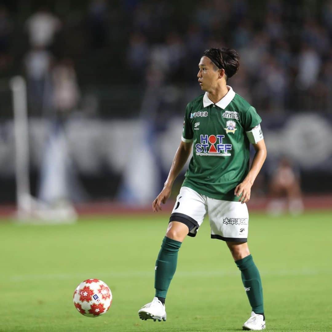 ＦＣ岐阜さんのインスタグラム写真 - (ＦＣ岐阜Instagram)「. 【久保田和音選手、期限付き移籍期間満了のお知らせ】  ザスパクサツ群馬から期限付き移籍で加入した2023シーズン。 最初に挨拶した時に「僕何でもやりますよ！」と笑顔で言ってくれたことを今でもよく覚えています。 リーグ戦での出場は9試合と、本人にとっても悔しいシーズンだったと思います。 その中でも最終戦に出場してJリーグ通算100試合出場を達成。FC岐阜でメモリアルな試合を迎えてくれたこと、とても嬉しかったです。  天皇杯での清水エスパルス戦。 今後もみんなが話を繋いでいくような、すごく印象的なあの試合のゲームキャプテンを務めていたのは、他でもない久保田和音でした。 先制するも同点に追いつかれ、相手の猛攻を受けながらも延長に突入。逆転ゴールを決めて見事に勝ち切った試合。 チームを束ね、体を張り、120分間鼓舞し続ける姿がそこにありました。 心を動かされる試合とはこういう試合なのだと、身をもって教えてくれた気がします。  シーズンを通して難しい場面も多かったと思います。でもそれを見せず地道にコツコツと自分のやるべきことをやり続ける芯の強さ。 決して多くは語らないけれど、その姿勢で何が大切なのかを見せてくれたと思います。  岐阜でプレーしてくれて本当にありがとう！ どこに行っても、その姿勢で周りを引っ張っていくのだろうなと思います。 みんな変わらず応援しています！ 頑張れカズ！  #久保田和音 #16 #fcgifu #FC岐阜 #MOVEYOURHEART」12月11日 12時48分 - fcgifu