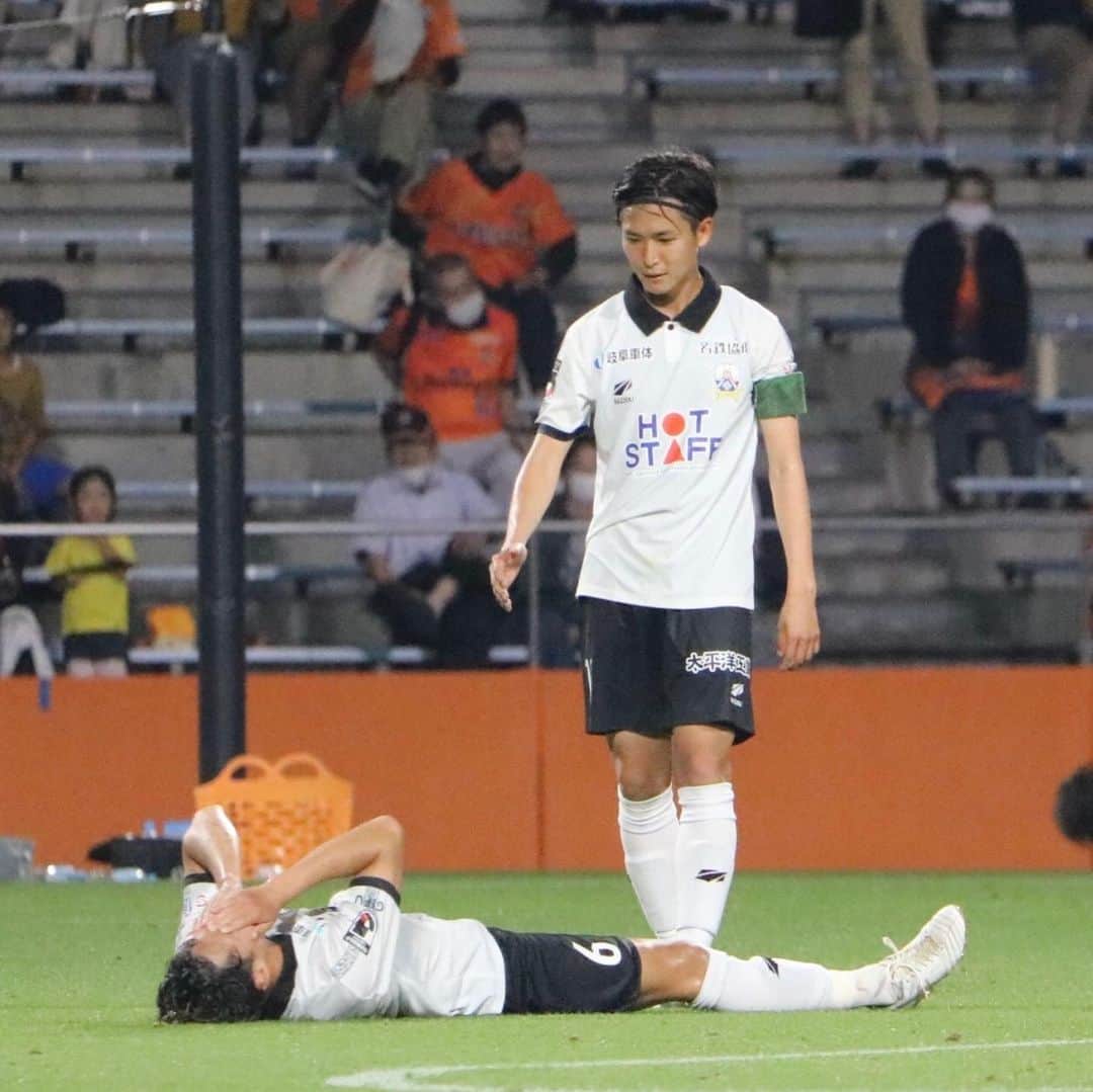 ＦＣ岐阜さんのインスタグラム写真 - (ＦＣ岐阜Instagram)「. 【久保田和音選手、期限付き移籍期間満了のお知らせ】  ザスパクサツ群馬から期限付き移籍で加入した2023シーズン。 最初に挨拶した時に「僕何でもやりますよ！」と笑顔で言ってくれたことを今でもよく覚えています。 リーグ戦での出場は9試合と、本人にとっても悔しいシーズンだったと思います。 その中でも最終戦に出場してJリーグ通算100試合出場を達成。FC岐阜でメモリアルな試合を迎えてくれたこと、とても嬉しかったです。  天皇杯での清水エスパルス戦。 今後もみんなが話を繋いでいくような、すごく印象的なあの試合のゲームキャプテンを務めていたのは、他でもない久保田和音でした。 先制するも同点に追いつかれ、相手の猛攻を受けながらも延長に突入。逆転ゴールを決めて見事に勝ち切った試合。 チームを束ね、体を張り、120分間鼓舞し続ける姿がそこにありました。 心を動かされる試合とはこういう試合なのだと、身をもって教えてくれた気がします。  シーズンを通して難しい場面も多かったと思います。でもそれを見せず地道にコツコツと自分のやるべきことをやり続ける芯の強さ。 決して多くは語らないけれど、その姿勢で何が大切なのかを見せてくれたと思います。  岐阜でプレーしてくれて本当にありがとう！ どこに行っても、その姿勢で周りを引っ張っていくのだろうなと思います。 みんな変わらず応援しています！ 頑張れカズ！  #久保田和音 #16 #fcgifu #FC岐阜 #MOVEYOURHEART」12月11日 12時48分 - fcgifu