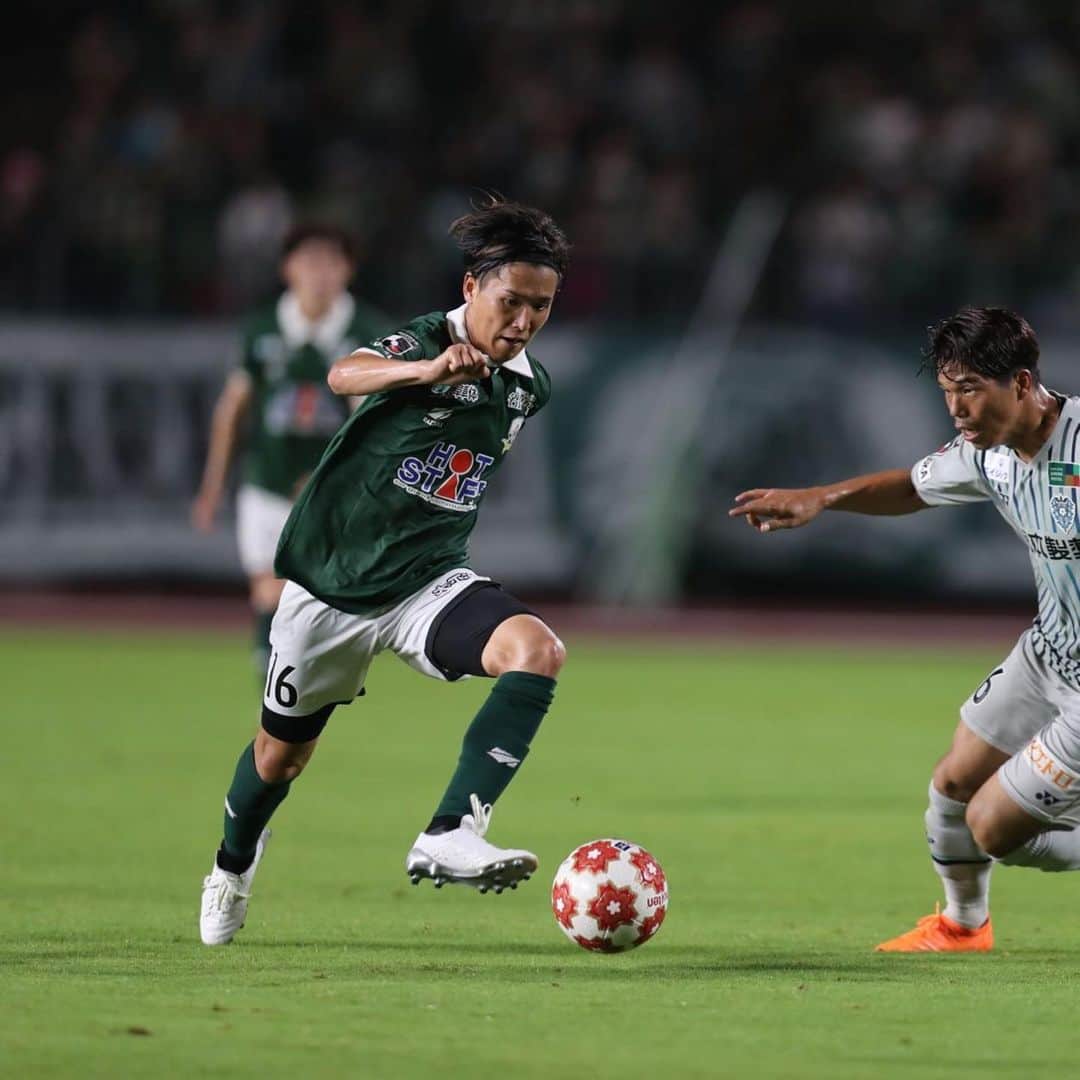 ＦＣ岐阜さんのインスタグラム写真 - (ＦＣ岐阜Instagram)「. 【久保田和音選手、期限付き移籍期間満了のお知らせ】  ザスパクサツ群馬から期限付き移籍で加入した2023シーズン。 最初に挨拶した時に「僕何でもやりますよ！」と笑顔で言ってくれたことを今でもよく覚えています。 リーグ戦での出場は9試合と、本人にとっても悔しいシーズンだったと思います。 その中でも最終戦に出場してJリーグ通算100試合出場を達成。FC岐阜でメモリアルな試合を迎えてくれたこと、とても嬉しかったです。  天皇杯での清水エスパルス戦。 今後もみんなが話を繋いでいくような、すごく印象的なあの試合のゲームキャプテンを務めていたのは、他でもない久保田和音でした。 先制するも同点に追いつかれ、相手の猛攻を受けながらも延長に突入。逆転ゴールを決めて見事に勝ち切った試合。 チームを束ね、体を張り、120分間鼓舞し続ける姿がそこにありました。 心を動かされる試合とはこういう試合なのだと、身をもって教えてくれた気がします。  シーズンを通して難しい場面も多かったと思います。でもそれを見せず地道にコツコツと自分のやるべきことをやり続ける芯の強さ。 決して多くは語らないけれど、その姿勢で何が大切なのかを見せてくれたと思います。  岐阜でプレーしてくれて本当にありがとう！ どこに行っても、その姿勢で周りを引っ張っていくのだろうなと思います。 みんな変わらず応援しています！ 頑張れカズ！  #久保田和音 #16 #fcgifu #FC岐阜 #MOVEYOURHEART」12月11日 12時48分 - fcgifu