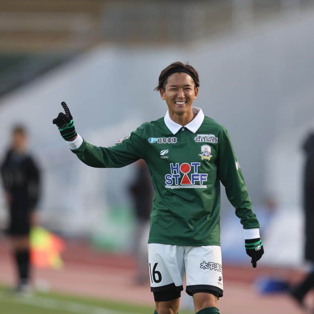 ＦＣ岐阜さんのインスタグラム写真 - (ＦＣ岐阜Instagram)「. 【久保田和音選手、期限付き移籍期間満了のお知らせ】  ザスパクサツ群馬から期限付き移籍で加入した2023シーズン。 最初に挨拶した時に「僕何でもやりますよ！」と笑顔で言ってくれたことを今でもよく覚えています。 リーグ戦での出場は9試合と、本人にとっても悔しいシーズンだったと思います。 その中でも最終戦に出場してJリーグ通算100試合出場を達成。FC岐阜でメモリアルな試合を迎えてくれたこと、とても嬉しかったです。  天皇杯での清水エスパルス戦。 今後もみんなが話を繋いでいくような、すごく印象的なあの試合のゲームキャプテンを務めていたのは、他でもない久保田和音でした。 先制するも同点に追いつかれ、相手の猛攻を受けながらも延長に突入。逆転ゴールを決めて見事に勝ち切った試合。 チームを束ね、体を張り、120分間鼓舞し続ける姿がそこにありました。 心を動かされる試合とはこういう試合なのだと、身をもって教えてくれた気がします。  シーズンを通して難しい場面も多かったと思います。でもそれを見せず地道にコツコツと自分のやるべきことをやり続ける芯の強さ。 決して多くは語らないけれど、その姿勢で何が大切なのかを見せてくれたと思います。  岐阜でプレーしてくれて本当にありがとう！ どこに行っても、その姿勢で周りを引っ張っていくのだろうなと思います。 みんな変わらず応援しています！ 頑張れカズ！  #久保田和音 #16 #fcgifu #FC岐阜 #MOVEYOURHEART」12月11日 12時48分 - fcgifu