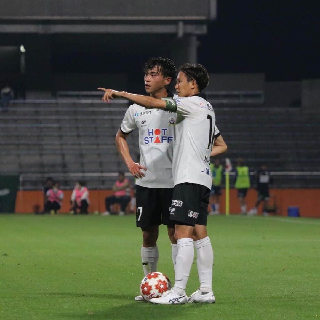 ＦＣ岐阜さんのインスタグラム写真 - (ＦＣ岐阜Instagram)「. 【久保田和音選手、期限付き移籍期間満了のお知らせ】  ザスパクサツ群馬から期限付き移籍で加入した2023シーズン。 最初に挨拶した時に「僕何でもやりますよ！」と笑顔で言ってくれたことを今でもよく覚えています。 リーグ戦での出場は9試合と、本人にとっても悔しいシーズンだったと思います。 その中でも最終戦に出場してJリーグ通算100試合出場を達成。FC岐阜でメモリアルな試合を迎えてくれたこと、とても嬉しかったです。  天皇杯での清水エスパルス戦。 今後もみんなが話を繋いでいくような、すごく印象的なあの試合のゲームキャプテンを務めていたのは、他でもない久保田和音でした。 先制するも同点に追いつかれ、相手の猛攻を受けながらも延長に突入。逆転ゴールを決めて見事に勝ち切った試合。 チームを束ね、体を張り、120分間鼓舞し続ける姿がそこにありました。 心を動かされる試合とはこういう試合なのだと、身をもって教えてくれた気がします。  シーズンを通して難しい場面も多かったと思います。でもそれを見せず地道にコツコツと自分のやるべきことをやり続ける芯の強さ。 決して多くは語らないけれど、その姿勢で何が大切なのかを見せてくれたと思います。  岐阜でプレーしてくれて本当にありがとう！ どこに行っても、その姿勢で周りを引っ張っていくのだろうなと思います。 みんな変わらず応援しています！ 頑張れカズ！  #久保田和音 #16 #fcgifu #FC岐阜 #MOVEYOURHEART」12月11日 12時48分 - fcgifu