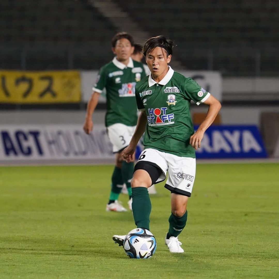 ＦＣ岐阜さんのインスタグラム写真 - (ＦＣ岐阜Instagram)「. 【久保田和音選手、期限付き移籍期間満了のお知らせ】  ザスパクサツ群馬から期限付き移籍で加入した2023シーズン。 最初に挨拶した時に「僕何でもやりますよ！」と笑顔で言ってくれたことを今でもよく覚えています。 リーグ戦での出場は9試合と、本人にとっても悔しいシーズンだったと思います。 その中でも最終戦に出場してJリーグ通算100試合出場を達成。FC岐阜でメモリアルな試合を迎えてくれたこと、とても嬉しかったです。  天皇杯での清水エスパルス戦。 今後もみんなが話を繋いでいくような、すごく印象的なあの試合のゲームキャプテンを務めていたのは、他でもない久保田和音でした。 先制するも同点に追いつかれ、相手の猛攻を受けながらも延長に突入。逆転ゴールを決めて見事に勝ち切った試合。 チームを束ね、体を張り、120分間鼓舞し続ける姿がそこにありました。 心を動かされる試合とはこういう試合なのだと、身をもって教えてくれた気がします。  シーズンを通して難しい場面も多かったと思います。でもそれを見せず地道にコツコツと自分のやるべきことをやり続ける芯の強さ。 決して多くは語らないけれど、その姿勢で何が大切なのかを見せてくれたと思います。  岐阜でプレーしてくれて本当にありがとう！ どこに行っても、その姿勢で周りを引っ張っていくのだろうなと思います。 みんな変わらず応援しています！ 頑張れカズ！  #久保田和音 #16 #fcgifu #FC岐阜 #MOVEYOURHEART」12月11日 12時48分 - fcgifu
