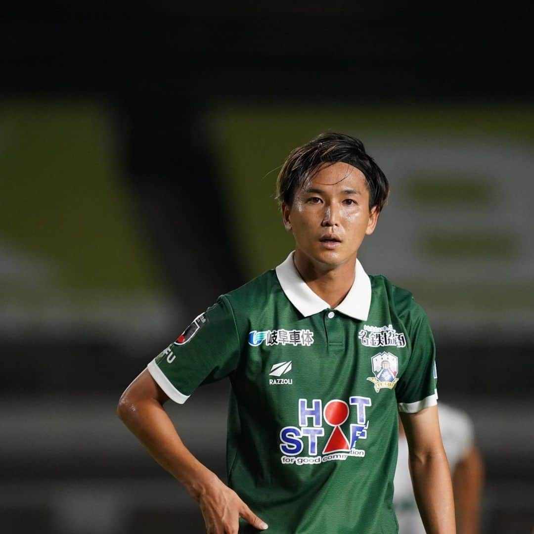 ＦＣ岐阜のインスタグラム：「. 【久保田和音選手、期限付き移籍期間満了のお知らせ】  ザスパクサツ群馬から期限付き移籍で加入した2023シーズン。 最初に挨拶した時に「僕何でもやりますよ！」と笑顔で言ってくれたことを今でもよく覚えています。 リーグ戦での出場は9試合と、本人にとっても悔しいシーズンだったと思います。 その中でも最終戦に出場してJリーグ通算100試合出場を達成。FC岐阜でメモリアルな試合を迎えてくれたこと、とても嬉しかったです。  天皇杯での清水エスパルス戦。 今後もみんなが話を繋いでいくような、すごく印象的なあの試合のゲームキャプテンを務めていたのは、他でもない久保田和音でした。 先制するも同点に追いつかれ、相手の猛攻を受けながらも延長に突入。逆転ゴールを決めて見事に勝ち切った試合。 チームを束ね、体を張り、120分間鼓舞し続ける姿がそこにありました。 心を動かされる試合とはこういう試合なのだと、身をもって教えてくれた気がします。  シーズンを通して難しい場面も多かったと思います。でもそれを見せず地道にコツコツと自分のやるべきことをやり続ける芯の強さ。 決して多くは語らないけれど、その姿勢で何が大切なのかを見せてくれたと思います。  岐阜でプレーしてくれて本当にありがとう！ どこに行っても、その姿勢で周りを引っ張っていくのだろうなと思います。 みんな変わらず応援しています！ 頑張れカズ！  #久保田和音 #16 #fcgifu #FC岐阜 #MOVEYOURHEART」