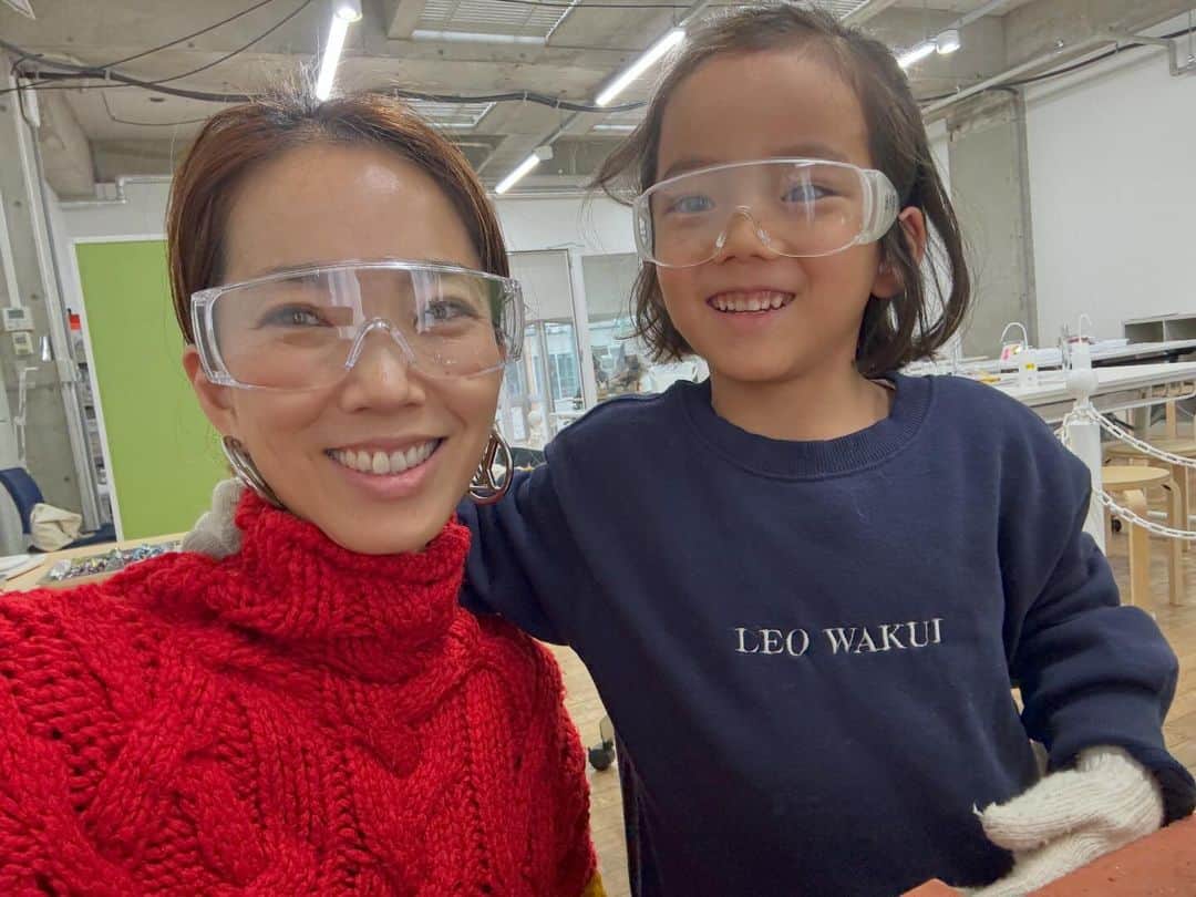 菅井悦子のインスタグラム：「@imaginus_s へ！ 自分のお財布持って、ほとんど使い切る勢いでビスマス結晶を 購入😂  どんな結晶になるかは毎回違くて、“運”がいいかどうか？みたいなところがあるみたいだけど、うっかり綺麗で大きなものがボコボコできて……課金してきました🤗 カフェもあるし、 駅からも近いし、オススメ🫶」