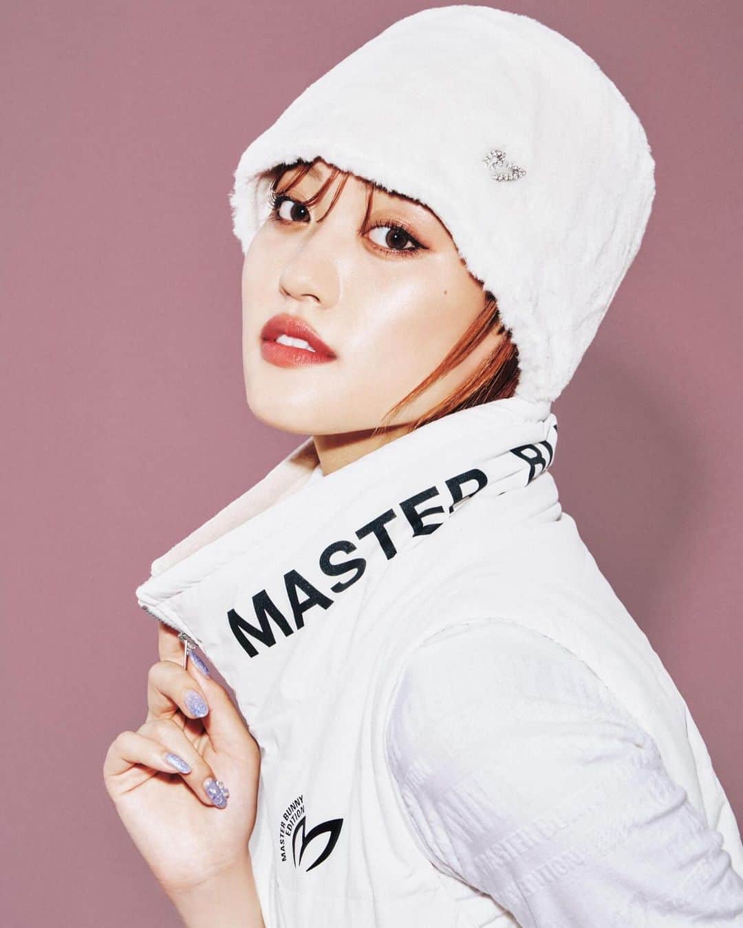 王林さんのインスタグラム写真 - (王林Instagram)「OURIN × MASTER BUNNY EDITION Look02  今回は真っ白に包まれて🤍 ちょうど今日も友達がゴルフ行ってるの⛳️❤️ みんなおしゃれさんたちばっかりです🫣 インタビューはプロフィールのリンクにあるブランドサイトから見ることができるよ🫶🏽  Photo @sasutei  Hair make @mikijamaica   @masterbunnyedition_official   ##masterbunnyedition_official #masterbunnyedition #sport #golf #golfwear #マスターバニーエディション #マスターバニー #ゴルフウエア #冬ゴルフ」12月11日 12時56分 - ourin_ringoooo