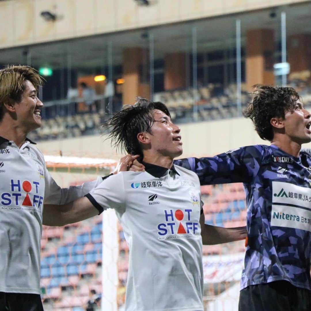 ＦＣ岐阜さんのインスタグラム写真 - (ＦＣ岐阜Instagram)「. 【山内彰選手、レイラック滋賀FCへの育成型期限付き移籍期間満了および契約満了のお知らせ】  東海学園大学から加入した初年度の開幕戦とホーム開幕戦。 どちらも途中出場ながら、いきなりのJリーグデビュー。 J1やJ2で実績のある経験豊富な選手も多く加入した昨シーズンの開幕戦で堂々とプレーする姿には本当に驚きました。そして同時に頼もしさとワクワクさも感じました。 翌2023シーズンのホーム開幕戦もスタメン出場。誰もが目指して準備していく開幕スタメンの座をしっかり掴まえて、堂々とプレーする姿にやっぱり期待せずにはいられませんでした。  1年半の岐阜でのプレーでリーグ戦5試合、天皇杯3試合に出場。もちろん思い描いた岐阜でのプロ生活ではなかったと思います。慣れないポジションにもチャレンジし、悩むことも多かったと思います。 それでもピッチに出ればいつも楽しそうにボールを蹴っていて、本当にサッカーが大好きなんだなと感じました。 そんな姿勢をいつまでも忘れずにプレーし続けて欲しいなと心から願っています。  普段から優しい性格で、ニコニコ笑顔で誰とでも楽しく話をするアキラは、きっとどこにいってもみんなから愛されると思います。 もっともっと一回りも二回りも逞しくなったアキラと会えることを楽しみにしています。 これからの活躍を祈っています！ 岐阜でプレーしてくれて本当にありがとう！  #山内彰 #32 #fcgifu #FC岐阜 #MOVEYOURHEART」12月11日 12時54分 - fcgifu