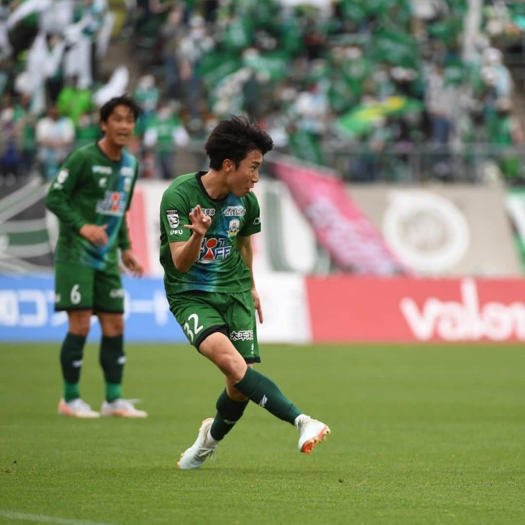 ＦＣ岐阜さんのインスタグラム写真 - (ＦＣ岐阜Instagram)「. 【山内彰選手、レイラック滋賀FCへの育成型期限付き移籍期間満了および契約満了のお知らせ】  東海学園大学から加入した初年度の開幕戦とホーム開幕戦。 どちらも途中出場ながら、いきなりのJリーグデビュー。 J1やJ2で実績のある経験豊富な選手も多く加入した昨シーズンの開幕戦で堂々とプレーする姿には本当に驚きました。そして同時に頼もしさとワクワクさも感じました。 翌2023シーズンのホーム開幕戦もスタメン出場。誰もが目指して準備していく開幕スタメンの座をしっかり掴まえて、堂々とプレーする姿にやっぱり期待せずにはいられませんでした。  1年半の岐阜でのプレーでリーグ戦5試合、天皇杯3試合に出場。もちろん思い描いた岐阜でのプロ生活ではなかったと思います。慣れないポジションにもチャレンジし、悩むことも多かったと思います。 それでもピッチに出ればいつも楽しそうにボールを蹴っていて、本当にサッカーが大好きなんだなと感じました。 そんな姿勢をいつまでも忘れずにプレーし続けて欲しいなと心から願っています。  普段から優しい性格で、ニコニコ笑顔で誰とでも楽しく話をするアキラは、きっとどこにいってもみんなから愛されると思います。 もっともっと一回りも二回りも逞しくなったアキラと会えることを楽しみにしています。 これからの活躍を祈っています！ 岐阜でプレーしてくれて本当にありがとう！  #山内彰 #32 #fcgifu #FC岐阜 #MOVEYOURHEART」12月11日 12時54分 - fcgifu