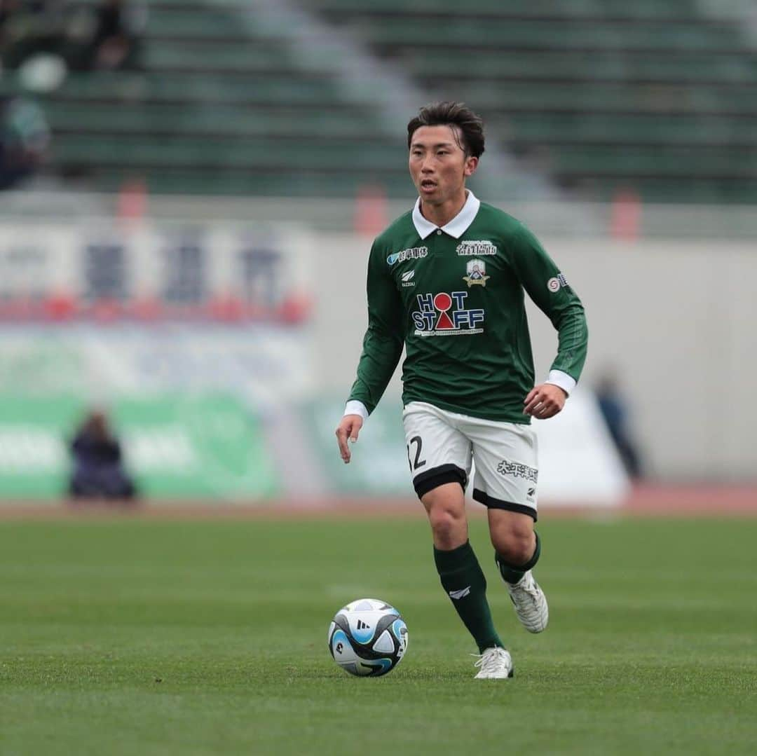 ＦＣ岐阜さんのインスタグラム写真 - (ＦＣ岐阜Instagram)「. 【山内彰選手、レイラック滋賀FCへの育成型期限付き移籍期間満了および契約満了のお知らせ】  東海学園大学から加入した初年度の開幕戦とホーム開幕戦。 どちらも途中出場ながら、いきなりのJリーグデビュー。 J1やJ2で実績のある経験豊富な選手も多く加入した昨シーズンの開幕戦で堂々とプレーする姿には本当に驚きました。そして同時に頼もしさとワクワクさも感じました。 翌2023シーズンのホーム開幕戦もスタメン出場。誰もが目指して準備していく開幕スタメンの座をしっかり掴まえて、堂々とプレーする姿にやっぱり期待せずにはいられませんでした。  1年半の岐阜でのプレーでリーグ戦5試合、天皇杯3試合に出場。もちろん思い描いた岐阜でのプロ生活ではなかったと思います。慣れないポジションにもチャレンジし、悩むことも多かったと思います。 それでもピッチに出ればいつも楽しそうにボールを蹴っていて、本当にサッカーが大好きなんだなと感じました。 そんな姿勢をいつまでも忘れずにプレーし続けて欲しいなと心から願っています。  普段から優しい性格で、ニコニコ笑顔で誰とでも楽しく話をするアキラは、きっとどこにいってもみんなから愛されると思います。 もっともっと一回りも二回りも逞しくなったアキラと会えることを楽しみにしています。 これからの活躍を祈っています！ 岐阜でプレーしてくれて本当にありがとう！  #山内彰 #32 #fcgifu #FC岐阜 #MOVEYOURHEART」12月11日 12時54分 - fcgifu