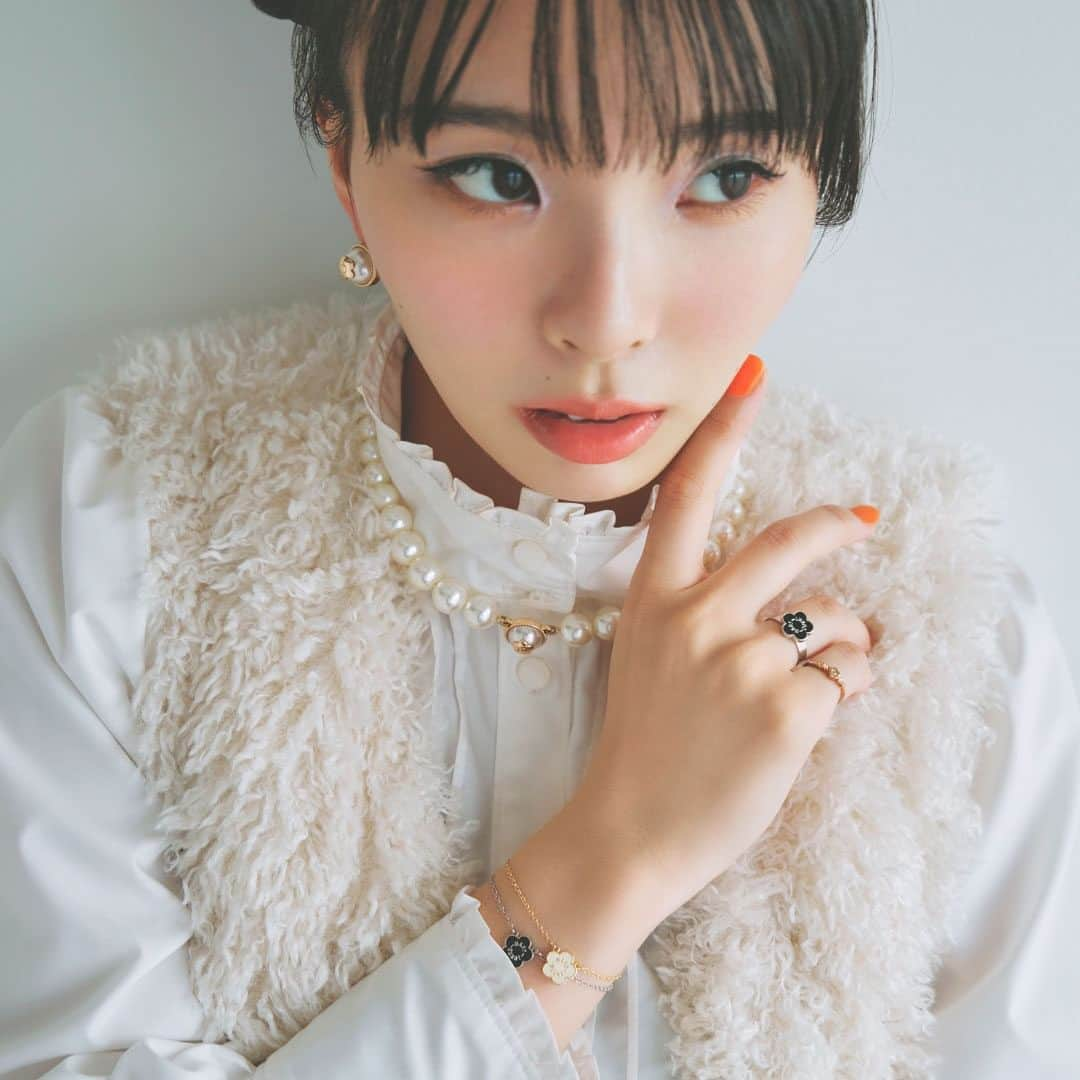 MARY QUANT officialさんのインスタグラム写真 - (MARY QUANT officialInstagram)「- GIFT MARY QUANT feat. Kawaguchi Yurina コーデを華やかに彩るアクセサリーなど ギフトにぴったりなアイテムがラインナップ 大切な人を思い浮かべながら プレゼントを選んでみませんか？ -  12/22【Fri】まで オンラインショップにて 期間限定 ラッピング無料キャンペーン実施中！ - MODEL:@kawaguchi_yurina_official - #MARYQUANT #2023WINTER #NEWITEMS #FASHION - #マリークヮント #アクセサリー #ピアス #ブレスレット #リング  #プレゼント #ギフト #クリスマス #クリスマスギフト #クリスマスプレゼント」12月11日 13時05分 - maryquant_official