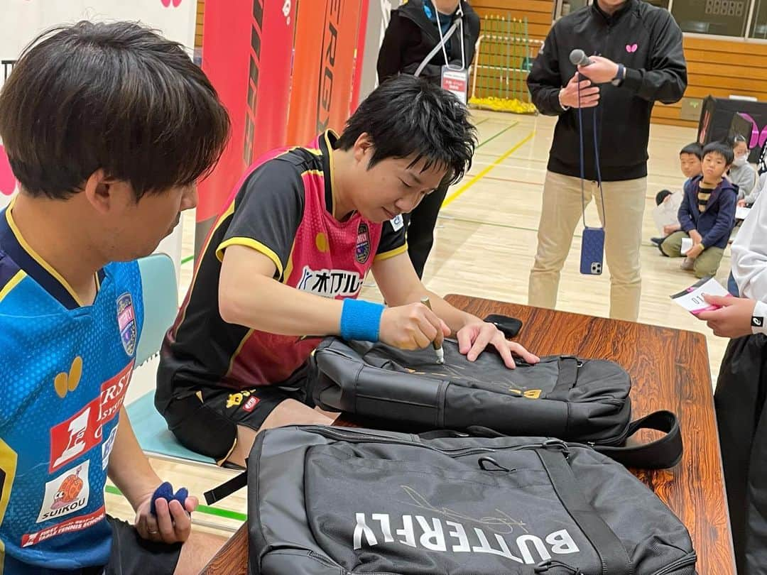 水谷隼さんのインスタグラム写真 - (水谷隼Instagram)「【卓球イベント🏓】 12/2（日） 調布市総合体育館にて開催された 『令和5年度CHOFUドリームプロジェクト卓球フェスティバル』に出演🏓 多くのご来場誠にありがとうございました！  青森山田の先輩 #高木和卓 選手(ファースト)とともに ・水谷隼のサーブに挑戦コーナー ・練習メニュー紹介 ・エキシビジョンマッチ ・サイン入りグッズがもらえる抽選会 など 約1時間半、盛りだくさんの内容で楽しくお送りいたしました✨  水谷隼卓球イベントに関するお問い合わせはこちらまで⬇️ info@hlbsports.jp  #卓球 #卓球イベント #BUTTERFLY #タマス #卓球レポート #水谷隼 #高木和卓 選手 #調布市総合体育館」12月11日 13時05分 - jun.mizutani_staff