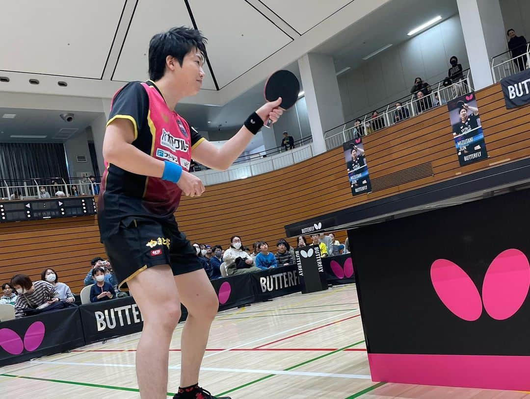 水谷隼さんのインスタグラム写真 - (水谷隼Instagram)「【卓球イベント🏓】 12/2（日） 調布市総合体育館にて開催された 『令和5年度CHOFUドリームプロジェクト卓球フェスティバル』に出演🏓 多くのご来場誠にありがとうございました！  青森山田の先輩 #高木和卓 選手(ファースト)とともに ・水谷隼のサーブに挑戦コーナー ・練習メニュー紹介 ・エキシビジョンマッチ ・サイン入りグッズがもらえる抽選会 など 約1時間半、盛りだくさんの内容で楽しくお送りいたしました✨  水谷隼卓球イベントに関するお問い合わせはこちらまで⬇️ info@hlbsports.jp  #卓球 #卓球イベント #BUTTERFLY #タマス #卓球レポート #水谷隼 #高木和卓 選手 #調布市総合体育館」12月11日 13時05分 - jun.mizutani_staff