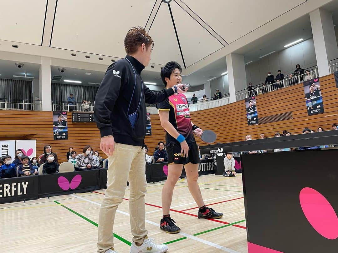 水谷隼さんのインスタグラム写真 - (水谷隼Instagram)「【卓球イベント🏓】 12/2（日） 調布市総合体育館にて開催された 『令和5年度CHOFUドリームプロジェクト卓球フェスティバル』に出演🏓 多くのご来場誠にありがとうございました！  青森山田の先輩 #高木和卓 選手(ファースト)とともに ・水谷隼のサーブに挑戦コーナー ・練習メニュー紹介 ・エキシビジョンマッチ ・サイン入りグッズがもらえる抽選会 など 約1時間半、盛りだくさんの内容で楽しくお送りいたしました✨  水谷隼卓球イベントに関するお問い合わせはこちらまで⬇️ info@hlbsports.jp  #卓球 #卓球イベント #BUTTERFLY #タマス #卓球レポート #水谷隼 #高木和卓 選手 #調布市総合体育館」12月11日 13時05分 - jun.mizutani_staff