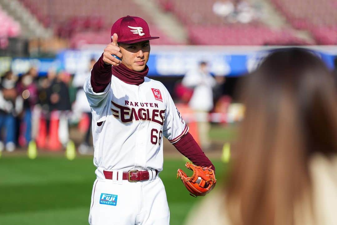 東北楽天ゴールデンイーグルスさんのインスタグラム写真 - (東北楽天ゴールデンイーグルスInstagram)「⚾️ ファン感の思い出💭 キャッチボールやフライキャッチでふれあいました👍  #則本昂大 #高田孝一 #村林一輝 #藤平尚真 #辛島航 #泰勝利 #竹下瑛広 #渡辺翔太 #今江敏晃 監督はサインで✨ #RakutenEagles #楽天イーグルスファン感謝祭2023」12月11日 13時01分 - rakuten_eagles