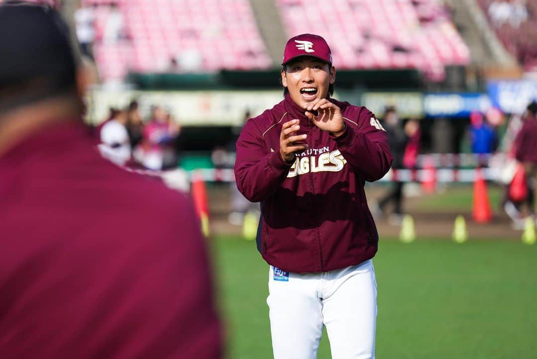 東北楽天ゴールデンイーグルスさんのインスタグラム写真 - (東北楽天ゴールデンイーグルスInstagram)「⚾️ ファン感の思い出💭 キャッチボールやフライキャッチでふれあいました👍  #則本昂大 #高田孝一 #村林一輝 #藤平尚真 #辛島航 #泰勝利 #竹下瑛広 #渡辺翔太 #今江敏晃 監督はサインで✨ #RakutenEagles #楽天イーグルスファン感謝祭2023」12月11日 13時01分 - rakuten_eagles