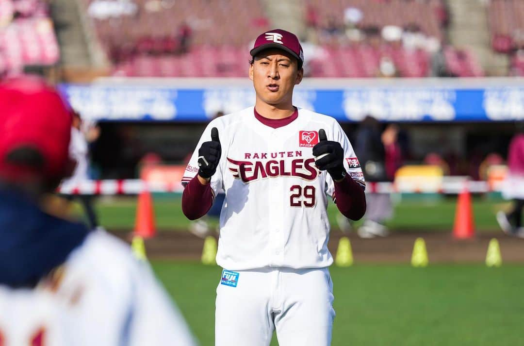 東北楽天ゴールデンイーグルスさんのインスタグラム写真 - (東北楽天ゴールデンイーグルスInstagram)「⚾️ ファン感の思い出💭 キャッチボールやフライキャッチでふれあいました👍  #則本昂大 #高田孝一 #村林一輝 #藤平尚真 #辛島航 #泰勝利 #竹下瑛広 #渡辺翔太 #今江敏晃 監督はサインで✨ #RakutenEagles #楽天イーグルスファン感謝祭2023」12月11日 13時01分 - rakuten_eagles