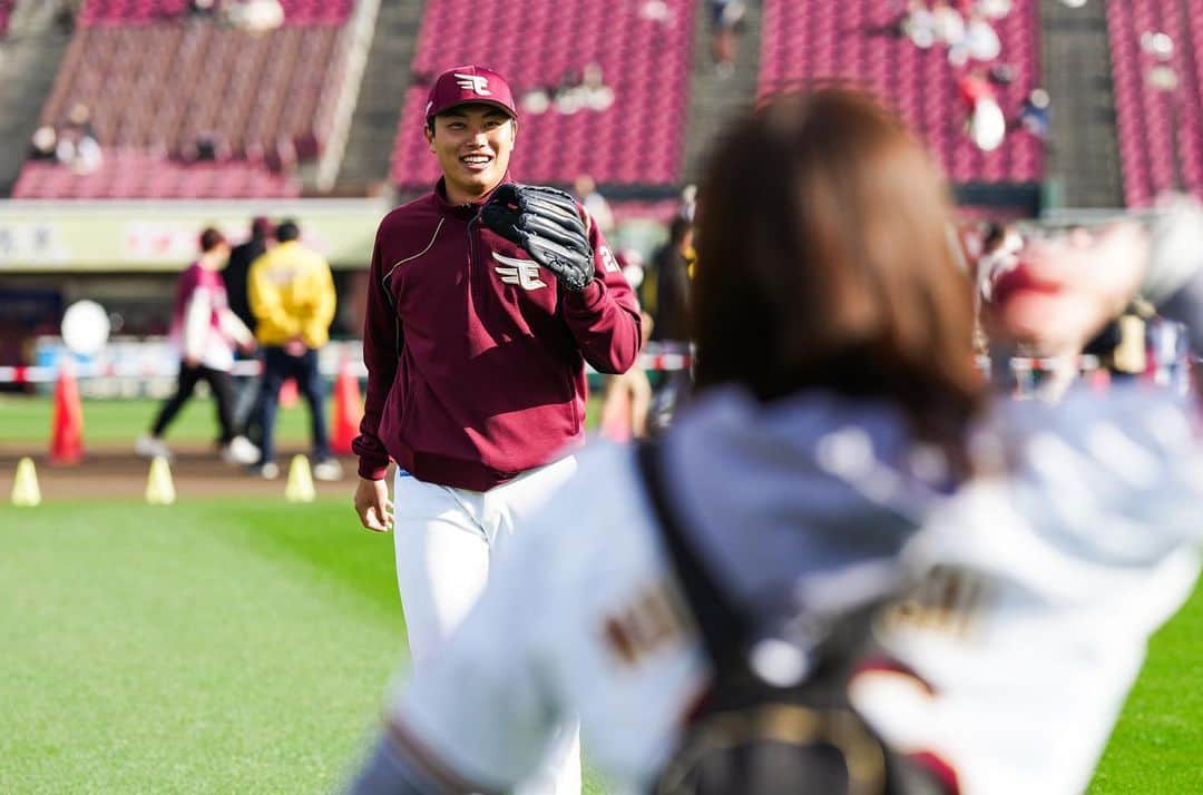 東北楽天ゴールデンイーグルスさんのインスタグラム写真 - (東北楽天ゴールデンイーグルスInstagram)「⚾️ ファン感の思い出💭 キャッチボールやフライキャッチでふれあいました👍  #則本昂大 #高田孝一 #村林一輝 #藤平尚真 #辛島航 #泰勝利 #竹下瑛広 #渡辺翔太 #今江敏晃 監督はサインで✨ #RakutenEagles #楽天イーグルスファン感謝祭2023」12月11日 13時01分 - rakuten_eagles