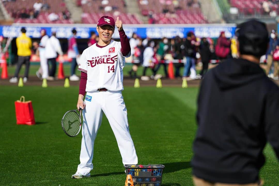 東北楽天ゴールデンイーグルスのインスタグラム：「⚾️ ファン感の思い出💭 キャッチボールやフライキャッチでふれあいました👍  #則本昂大 #高田孝一 #村林一輝 #藤平尚真 #辛島航 #泰勝利 #竹下瑛広 #渡辺翔太 #今江敏晃 監督はサインで✨ #RakutenEagles #楽天イーグルスファン感謝祭2023」