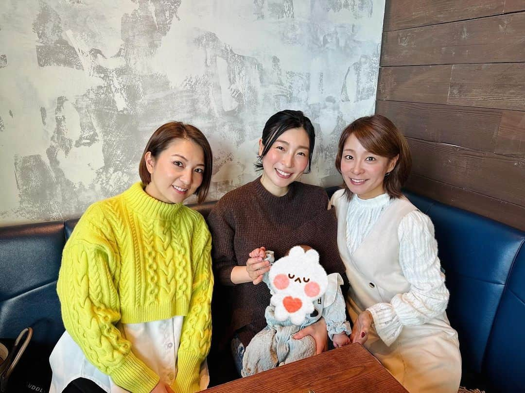 KONANさんのインスタグラム写真 - (KONANInstagram)「あいかちゃんとゆうきちゃんとランチ❣️❣️  あいかちゃんの赤ちゃんにもやっと会えたよぉ👶💓💓  可愛過ぎてやばいな😂💛  ３人同じ歳で、もうかれこれ長いお付き合いっ😆  50になってもまたお茶しよぉ🍵笑笑  ランチはベビーカーもOKな @knockcucinabuonaitaliana  ご飯もおいしいです🍝💓 モリモリのサラダとパスタ2個をわけわけしました😘  #ランチ #lunch #赤ちゃん #ベビーカー #👶 #初対面 #こんにちわ #knockcucinabuonaitaliana #六本木 #ミッドタウン」12月11日 13時03分 - konanyade