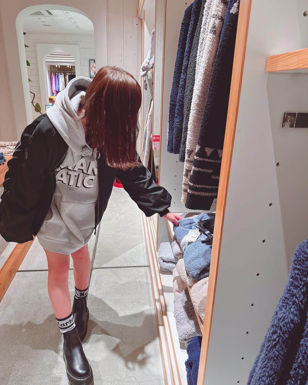 谷口彩菜のインスタグラム：「服見てる時の🤍」