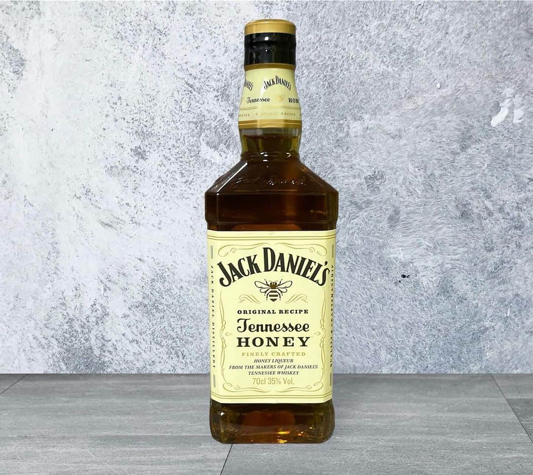 DASH・チサコのインスタグラム：「ブランド :ジャックダニエル🥃  ハニー風味で美味しいですね🐝♡ だが、これは私には甘すぎた😇  #ジャックダニエル #ジャックダニエルハニー  #ウイスキー #アルコール35度 #チサコはハイボール #ウイスキー大好き #チサコ酒場放浪記」