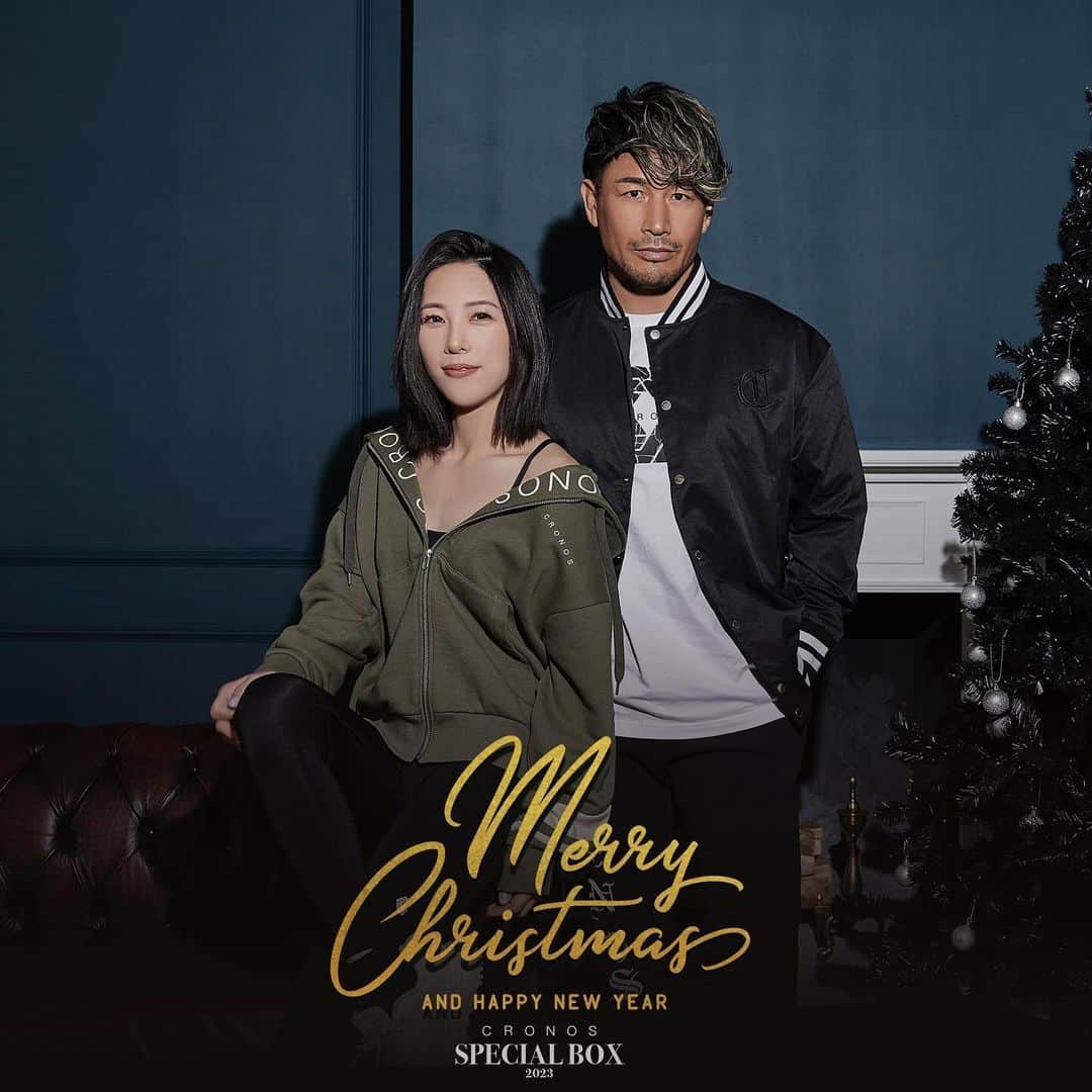 矢沢心のインスタグラム：「🎄  2023年12月13日より Holiday seasonの限定アイテム  【CRONOS SPECIAL BOX2023】  販売が始まります🎄  去年は即完売だったようです 今年はもうすぐ♡ ご興味ある方は是非☺︎  #クロノス #cronos #specialbox @cronos_apparel  @masato.official」