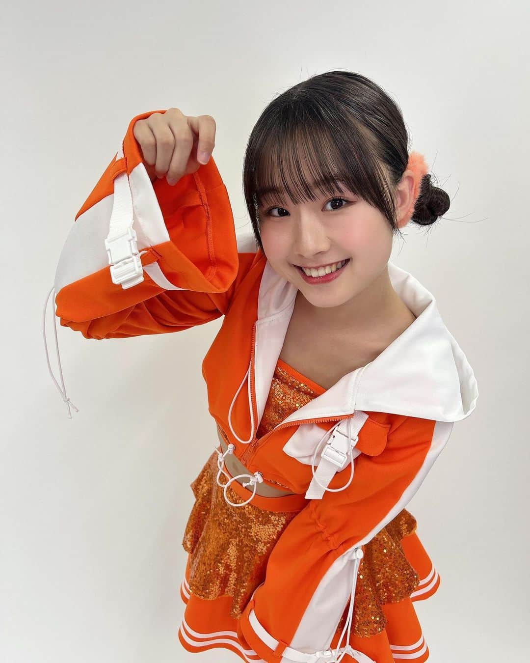 新倉愛海さんのインスタグラム写真 - (新倉愛海Instagram)「スポーティーな新衣装🍊 ⁡ お気に入りポイントを教えてください🧡 ⁡ ⁡ #にきちゃん #新衣装  #オレンジ #おだんごヘア」12月11日 13時13分 - ami_niikura_uug2ki