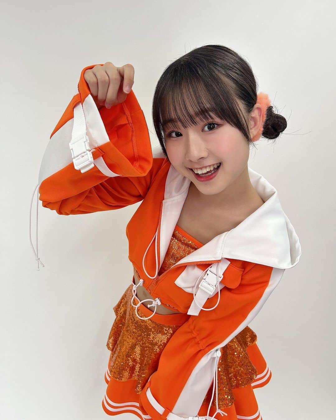 新倉愛海のインスタグラム：「スポーティーな新衣装🍊 ⁡ お気に入りポイントを教えてください🧡 ⁡ ⁡ #にきちゃん #新衣装  #オレンジ #おだんごヘア」