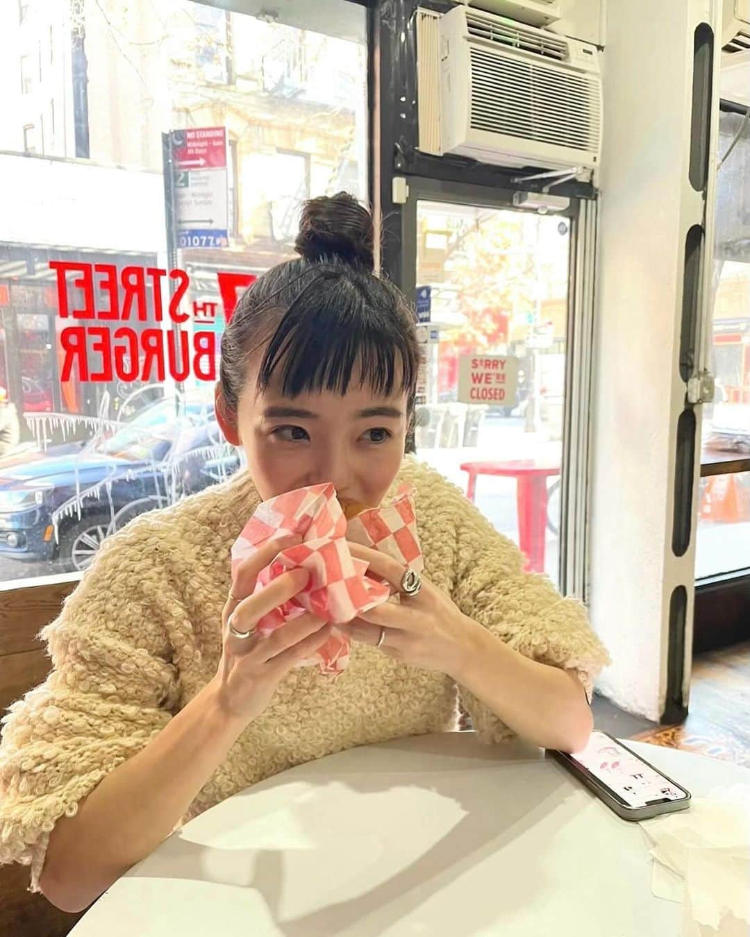 清水みさとさんのインスタグラム写真 - (清水みさとInstagram)「おいしいニューヨーク①🍴  もれなくぜんぶおいしかったので、 よ〜くたべました！食いしん坊でよかった！  まだまだ食べたいものがいっぱい🗽  載せきれないごはん👍  (ひじのiPhoneが気になる😅)  #7thstreetburger #estela #dailyprovisions  #altroparadiso  #supermoonbakehouse  #bubbys  #clawdaddys  #thehalalguys」12月11日 13時19分 - misatoshimizu35