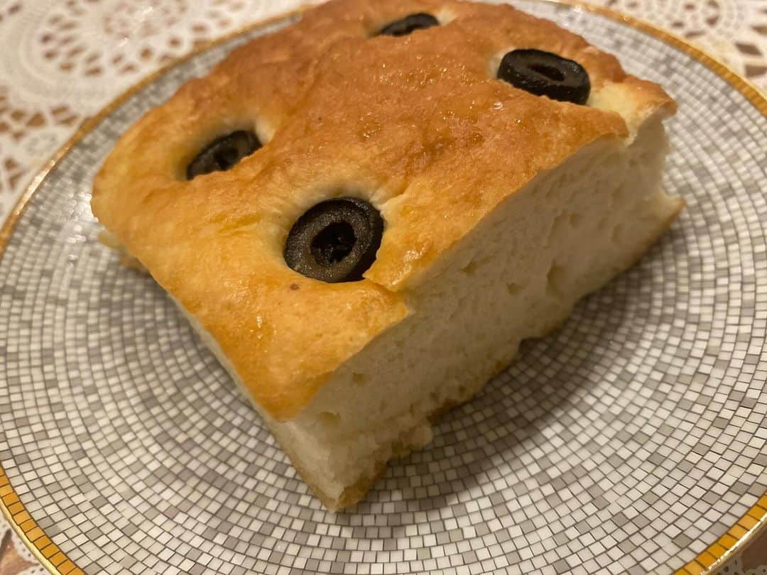 桝田沙也香さんのインスタグラム写真 - (桝田沙也香Instagram)「* 最近の朝比奈彩ちゃんとのあれこれ。 @asahina_aya   一緒にライブに行ったり、 美味しいものを食べに行ったり、 料理したり🍞  彩ちゃんの決断力にいつも刺激をもらっているし、 身の回りの物を綺麗にしているところも 素敵だなと思っているのですが🤭  パン作りでもそれが垣間見えた🫣  一緒にフォッカチャ作り🧑‍🍳 16個穴を開けてオリーブを入れるところで 彩ちゃんは一切の迷いなく、素早く穴を開けるのに、 その配列が均等で美しい…！笑 （2枚目をご覧ください、手前が彩ちゃんのです）  仕上がりがとても綺麗だったので、 あたかも自分が作ったものが手前かのように 写真を撮らせてもらいました笑 私のは奥です…🤫笑  オリーブオイルの芳醇な香りと オリーブの塩味が効いて美味しかった〜😋 お餅みたいにもちもちしっとりできて大成功😊 醗酵後の生地は安定の可愛さでした👏  #パン作り#フォッカチャ#手作り#料理 #同い年#朝比奈彩#桝田沙也香」12月11日 13時20分 - sayaka0masuda