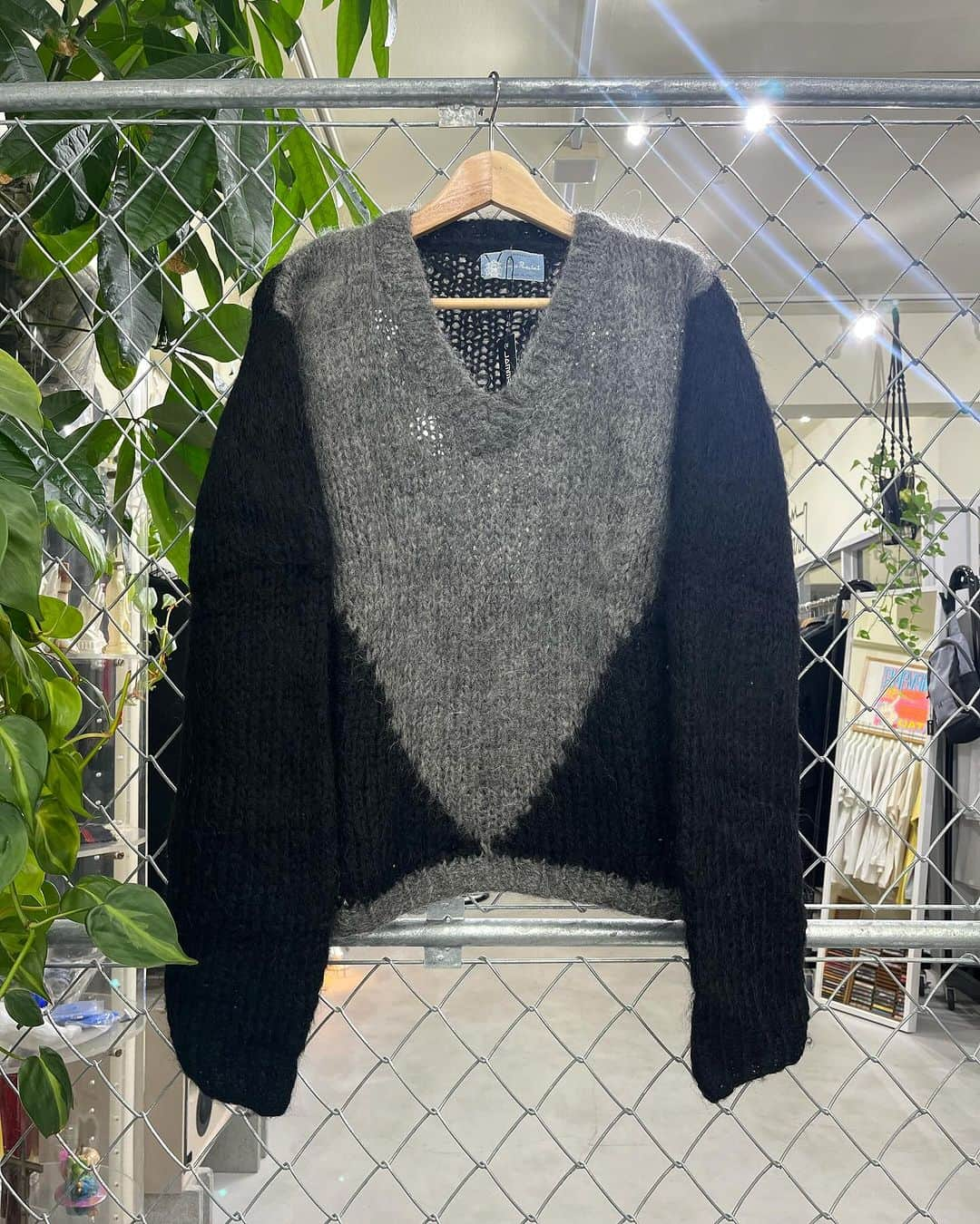 ジャムルのインスタグラム：「70's- MOHAIR KNIT made in ITALY  #jammru#mohair#mohairsweater  #大阪古着屋#心斎橋古着屋#usedmix #osaka  #fashion  #streetstyle  #streetfashion  #vtg  #vintage  #used  #usedclothing  #古着 #古着屋 #ファッション #70s #80s #90s」