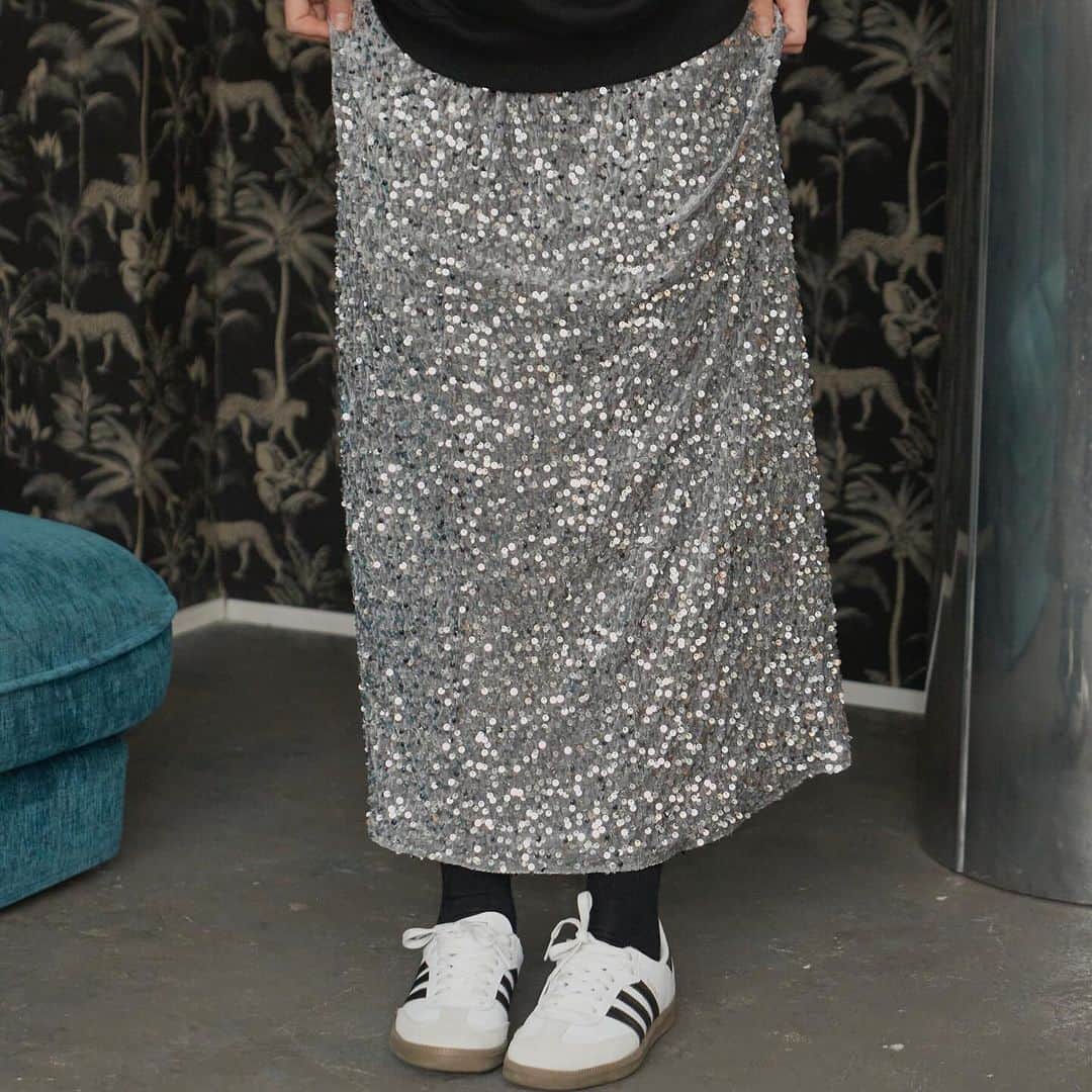アンティローザさんのインスタグラム写真 - (アンティローザInstagram)「☑️スパンコールラメスカート silver / black ¥2,970(taxin)  秋冬のコーディネートにスパンコールが映えるスリット入りスカートが登場。 今季マストバイのキラキラ系アイテムはスパンコールでトレンド感アップ！ しっかりと縫い付けられているから取れにくいのもポイント◎  #birthdayroom #BDR #zozotown #zozotown購入品 #秋コーデ  #冬先取り  #冬服 #冬コーデ #プチプラ #プチプラアイテム #プチプラファッション #カジュアル #カジュアルコーデ #大人カジュアル #大人カジュアルコーデ #ガーリー #キャミワンピース #ラメスカート #着回しコーデ #スラックス #デニム #ニット #ニットコーデ #スパンコール」12月15日 18時00分 - birthdayroom_official