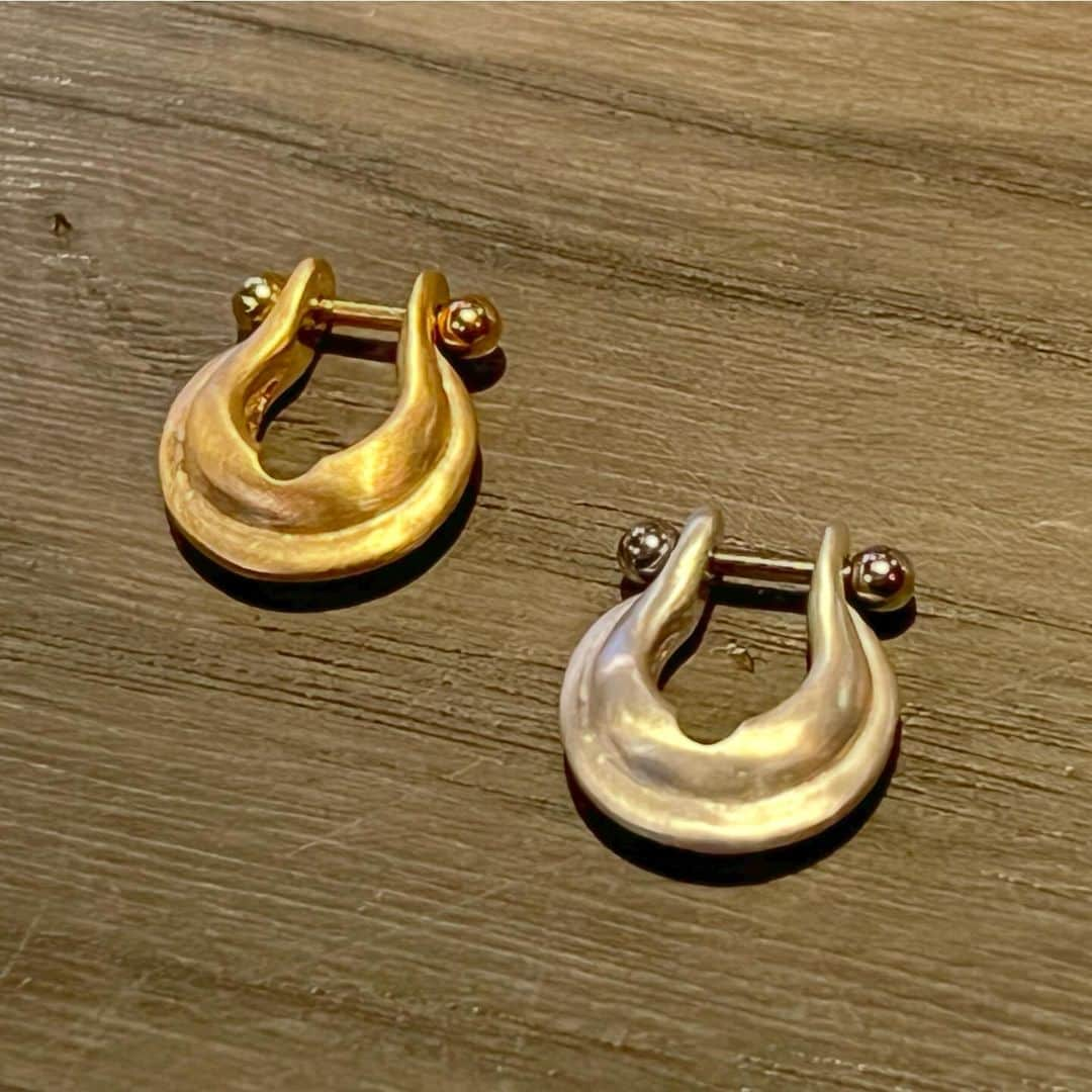 伊勢谷友介さんのインスタグラム写真 - (伊勢谷友介Instagram)「Now I'm tring hard to get ready for new "pierces" releasing.  エスキースしてデザインを決定し、彫金師にキャストを作って貰い、実際の金属で試作品を作り、磨きの仕上げを選びました！  今回はこちらの『Tribal pierce』が完成。  前回のピアス（販売中）は金属を曲げて戻すことで装着するインディアンジュエリーのスタイル。僕の様にずーっと付けていられる人には取れないし無くならないことが良かったですが、外す必要がある人にとってはこちらの方が金属疲労も無いのでオススメ。しかしが今回もサーフィンやスノーボードなどの時も取れない様、ボディピアスのバーベルを使用し、ねじ止め。どんなハードな環境でもしっかりしめてあれば取れませんから、安心です。  販売はこちらからになります。 https://fanicon.net/web/shops/4477?isApp=1&lang=ja  お楽しみに❣️  #pierce  #piercing  #jewelry #ピアス #アクセサリー #lovepiercings  #lovepiercing」12月11日 13時34分 - iseya_yusuke