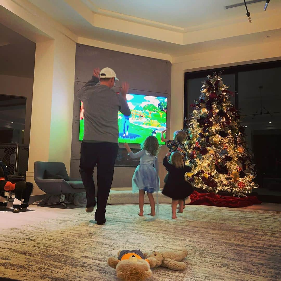 ニック・カーターさんのインスタグラム写真 - (ニック・カーターInstagram)「The kids love doing @cosmickidsyoga before bed.  Of course I gotta join in 🤦🏼‍♂️ 😆」12月11日 13時44分 - nickcarter