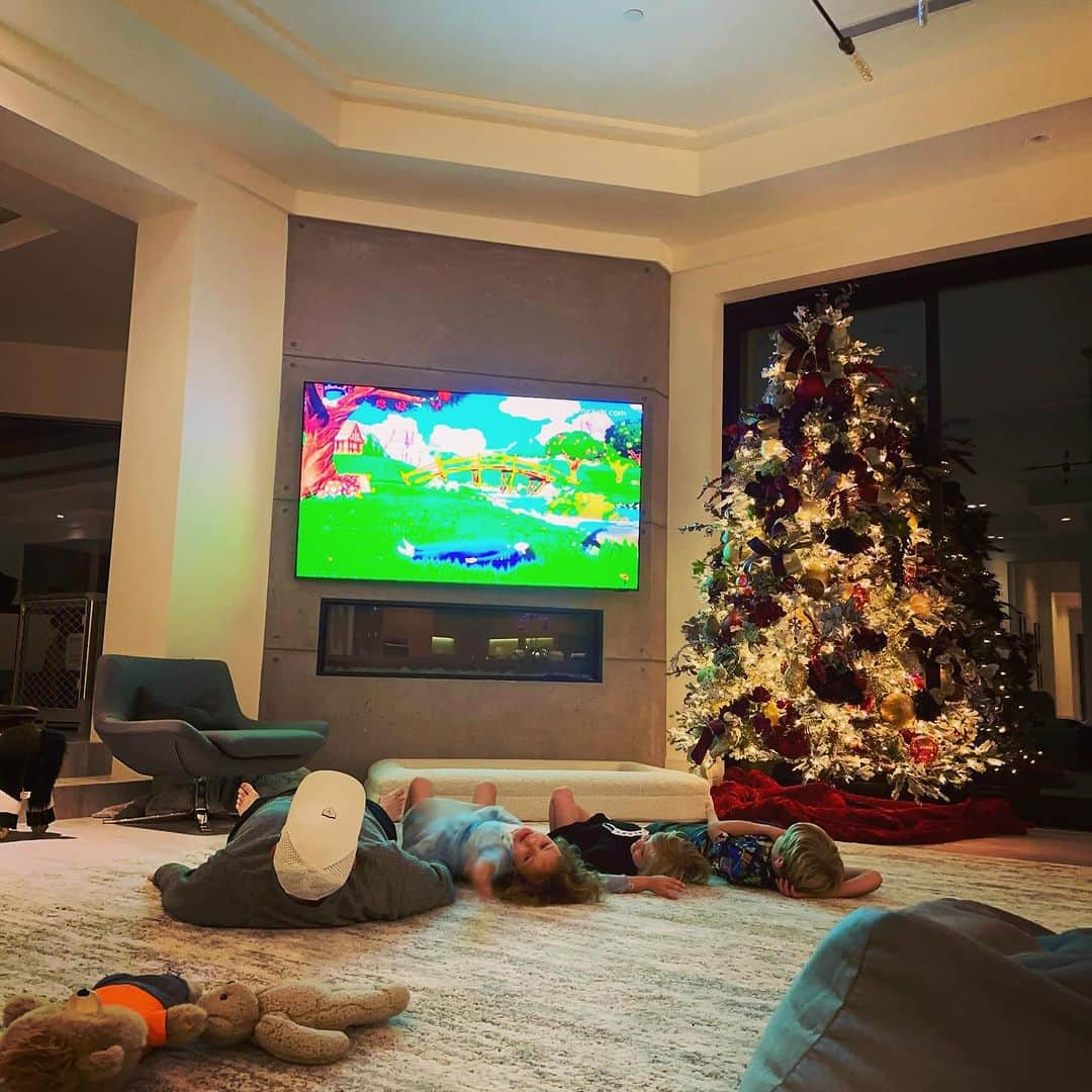 ニック・カーターさんのインスタグラム写真 - (ニック・カーターInstagram)「The kids love doing @cosmickidsyoga before bed.  Of course I gotta join in 🤦🏼‍♂️ 😆」12月11日 13時44分 - nickcarter