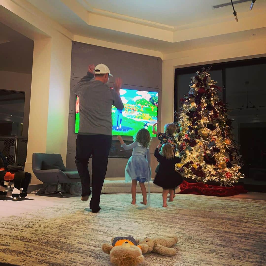 ニック・カーターのインスタグラム：「The kids love doing @cosmickidsyoga before bed.  Of course I gotta join in 🤦🏼‍♂️ 😆」