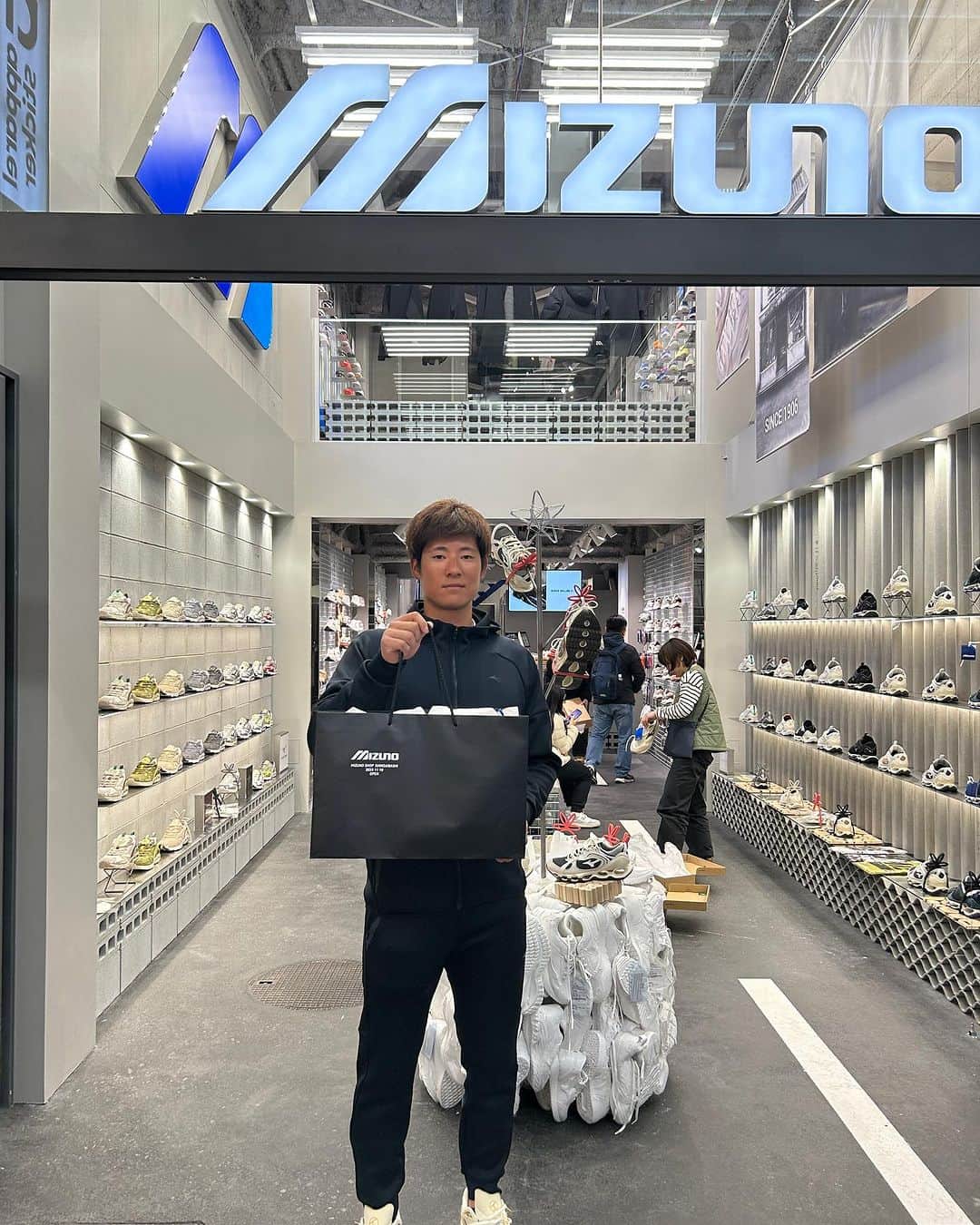 上林誠知のインスタグラム：「先日ミズノショップ心斎橋 さんに行ってきました！ ミズノのアンバサダー会議にも行ってきました！  11月に心斎橋に新しくオープンしたスニーカーに特化したお店なんだとか。 ミズノのスニーカーっていろいろあるんですね❗️ 履いてみたら履き易いし、今日の服装にも合ったのでそのまま履いて帰っちゃいました！  @mizunoshopnews  @mizunobaseballshop_jp  @mizuno_osaka.jp  #ミズノショップ心斎橋」