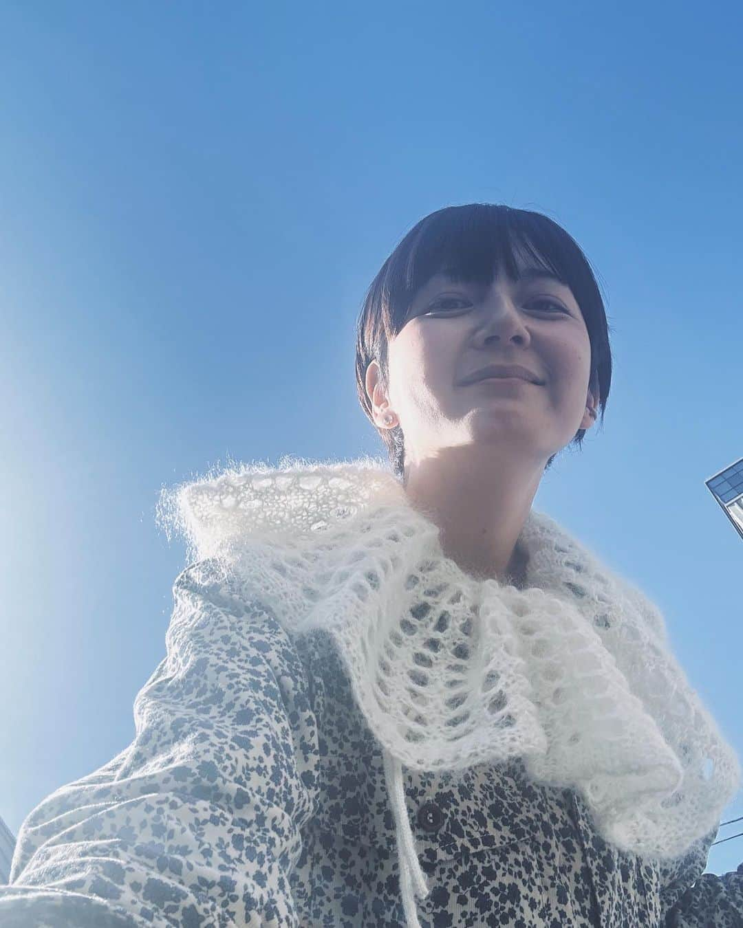 菊池亜希子さんのインスタグラム写真 - (菊池亜希子Instagram)「🌞✨  pop-up初日！お越しくださったみなさま、ありがとうございました✨ 久しぶりにたくさんのかたとお話できて、とても幸せでした！年季の入った書籍を抱えて来てくださるかたがたくさんいて、しみじみ感動🥲  ゆったり見ていただけるよう入場制限させていただいた時間帯もあり、お待たせしたみなさま、すみませんでした🙇‍♀️  pop-upは17日（日）まで続きます🌷 本日もオープン中です🦒 ↓ @the_tastemakers_and_co  火曜はおやすみ。 16.17の週末は、かずよちゃんとわたくし共にお店におります🫡 合唱タイムに、おやつに、お弁当に、お野菜ごろごろ、一点もののマルシェバッグなどなど。盛りだくさんでお届けです💐 平日は、お店にいたりいなかったり🍮な感じです🫡✨  そして、オンラインのほうも、お買い物ありがとうございます🦢🌷✨  pop-upには全ての商品が並んでおりますので、気になる方は是非　@the_tastemakers_and_co さんの店頭で試着していただけたらと思います🙌 pop-upには行けないの〜というかたで、ご質問などありましたら答えられる限りお答えしますです🤓ストーリーズでご質問受付中です🫶🏻  @fofofofa_club のオフィシャルサイトでは、それぞれのアイテムができるまでの様子や、スナップなどが公開されていますので、そちらも是非読んで頂けたら嬉しいです😊  #fofofofa_market  #petalmohairmixknit」12月11日 13時45分 - kikuchiakiko_official